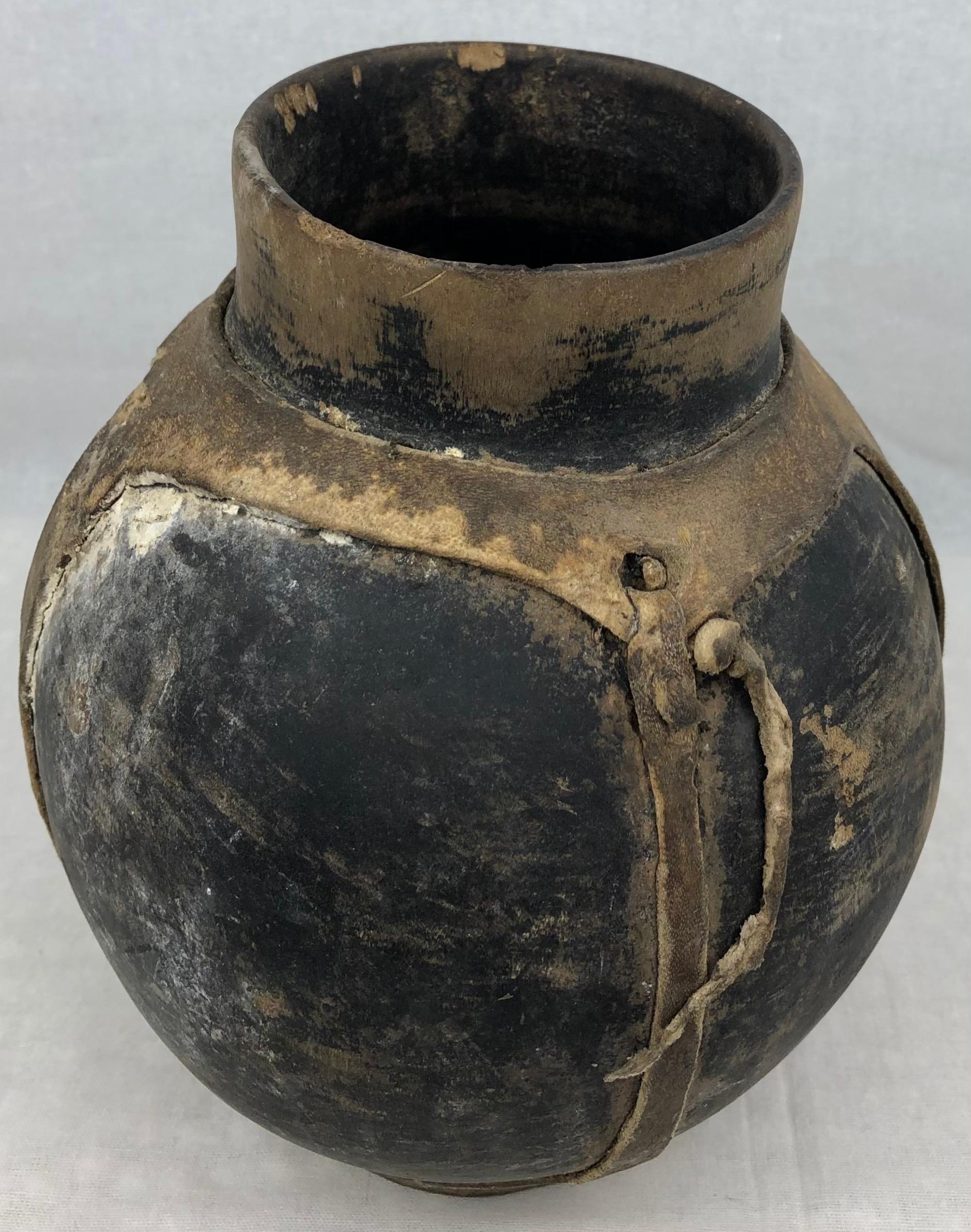 Cuir Pot tribal ou vase en bois d'Afrique centrale marron neutre en vente