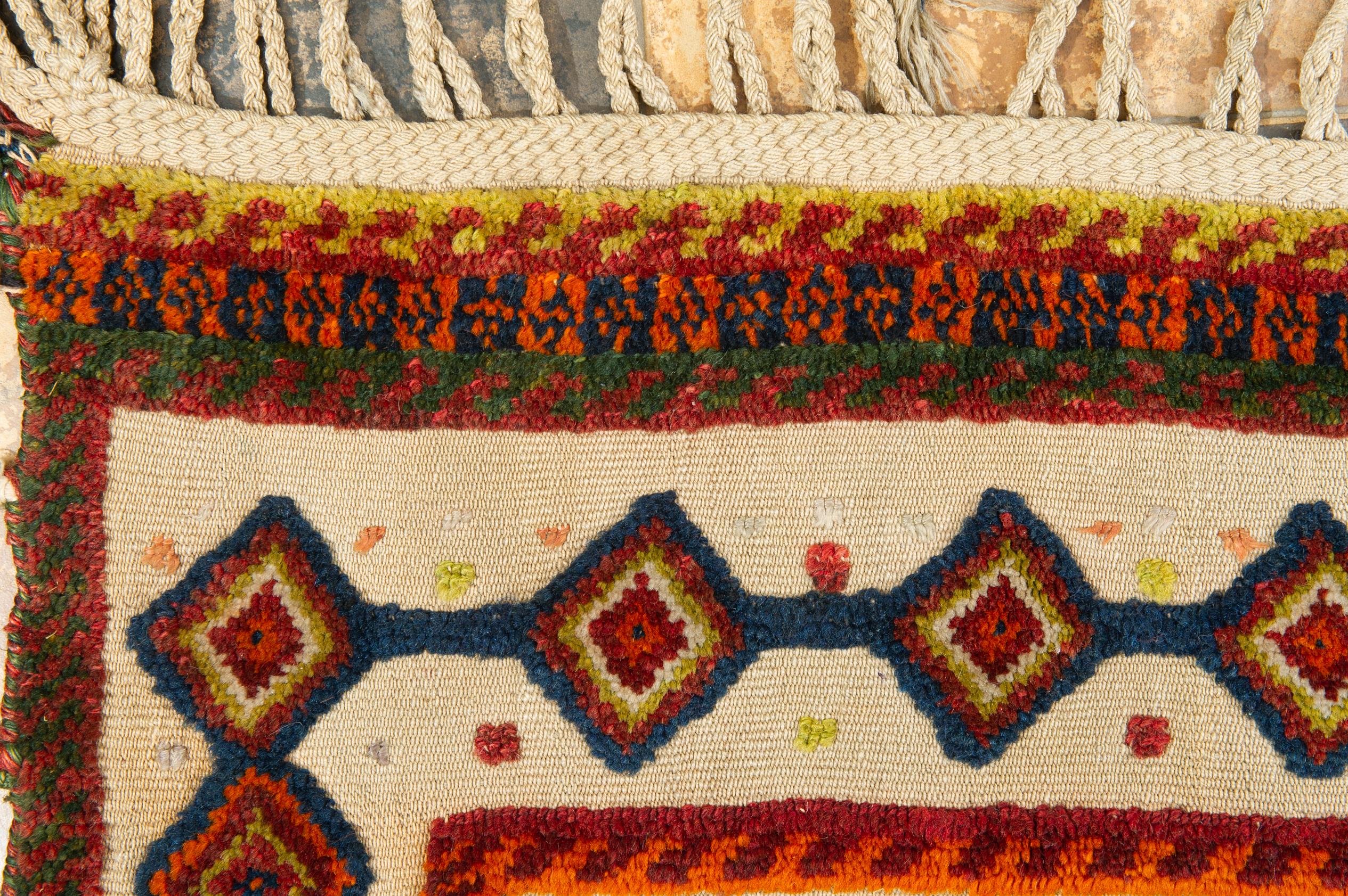 Antiker Nomaden-Sattel mit Pferdebezug aus Zentralasien (Handgewebt) im Angebot