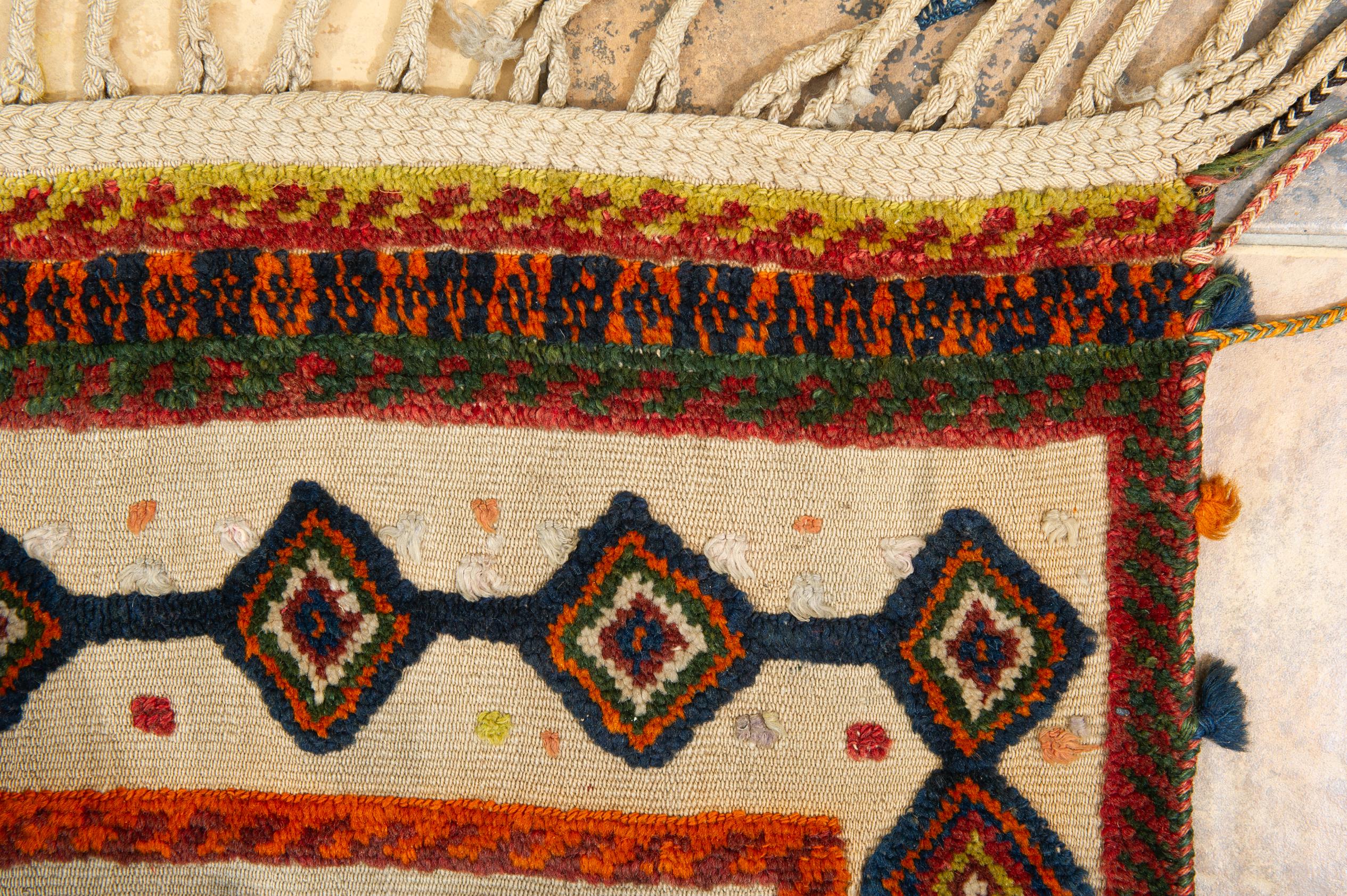 Antiker Nomaden-Sattel mit Pferdebezug aus Zentralasien (Wolle) im Angebot