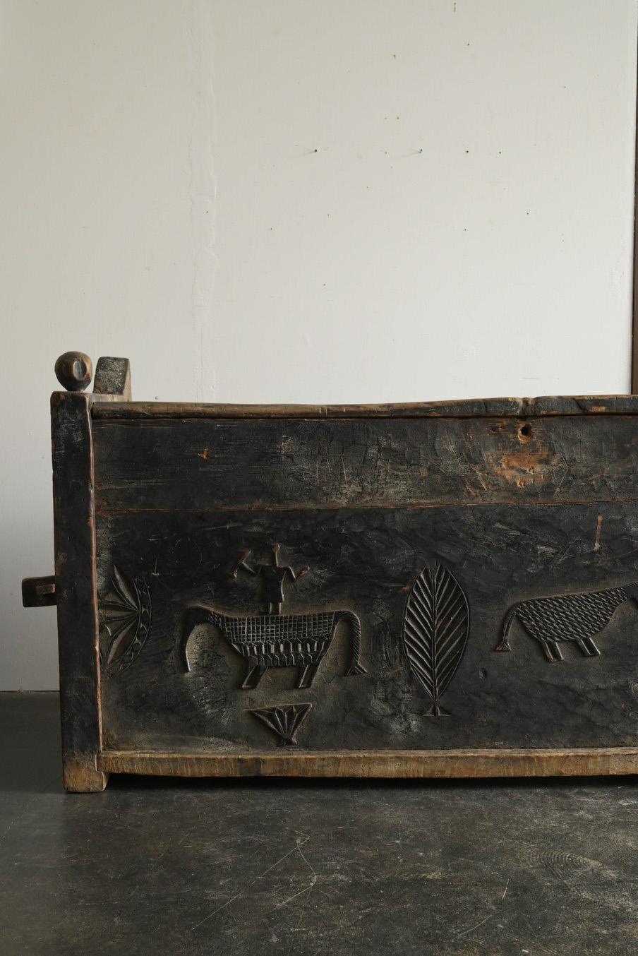 Central Asian antique wooden box/Early 20th century/assembled wooden box For Sale 3