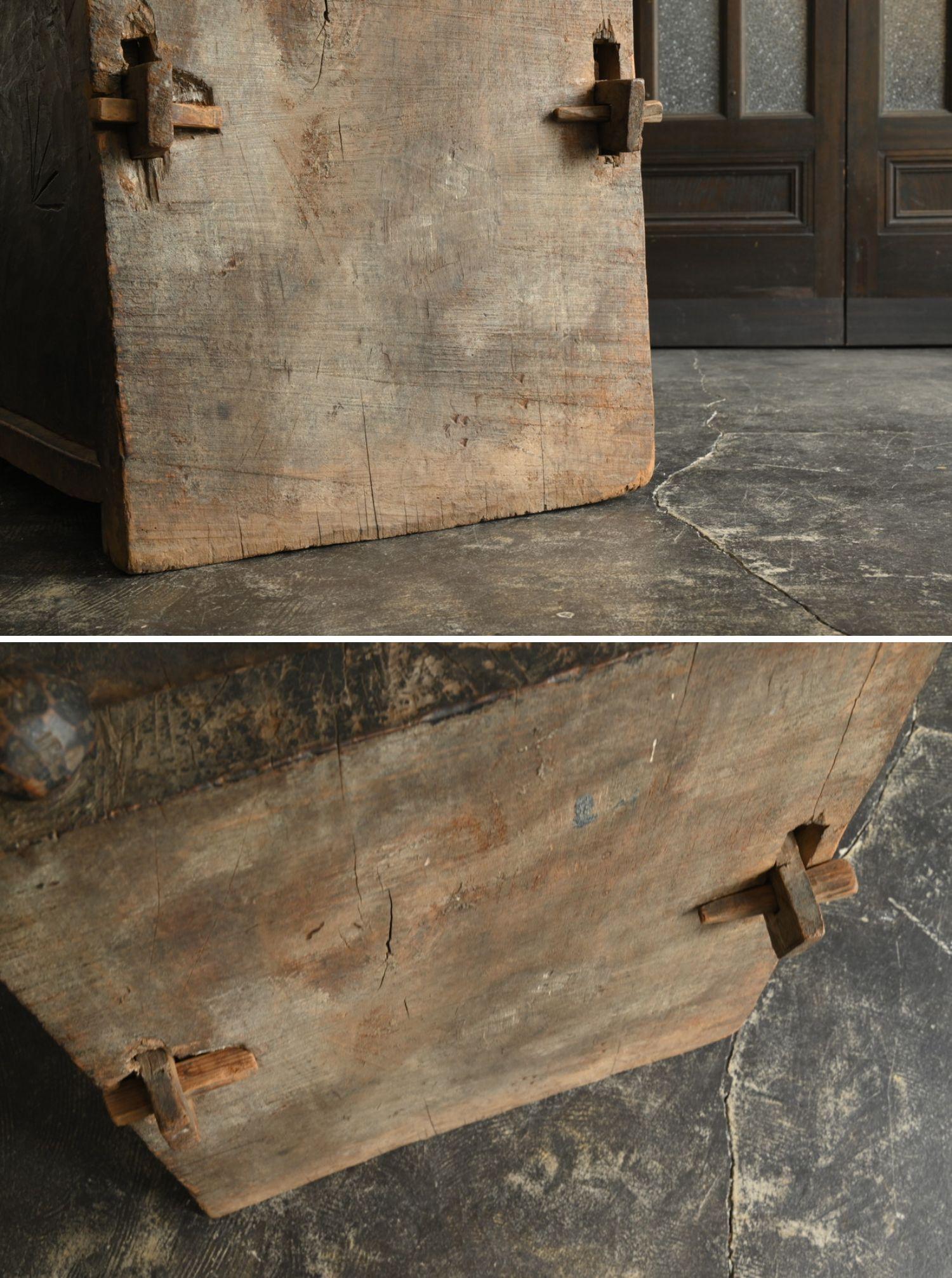 Central Asian antique wooden box/Early 20th century/assembled wooden box For Sale 8
