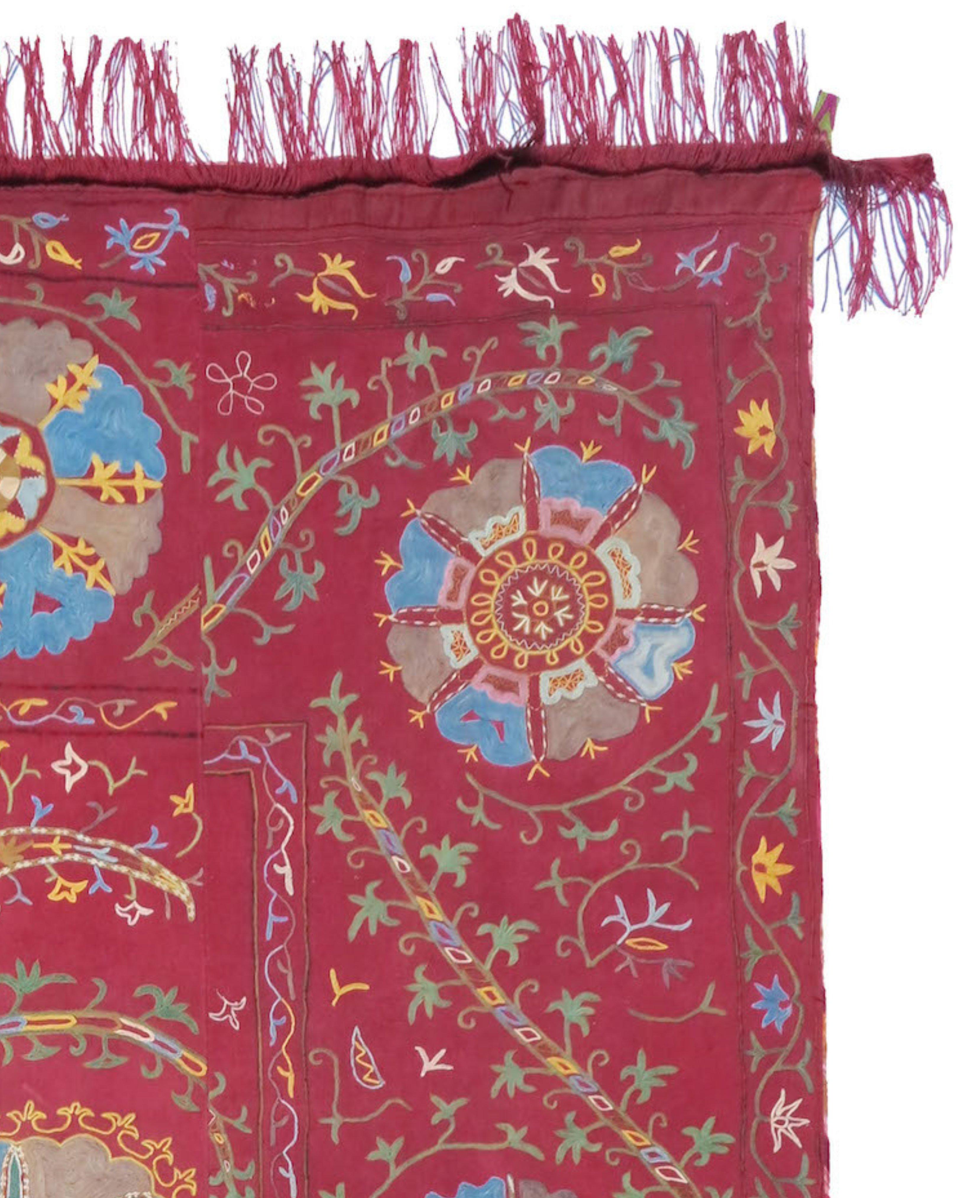 Zentralasiatischer Suzani-Teppich, Mitte des 19. Jahrhunderts

Zusätzliche Informationen:
Abmessungen: 5'2