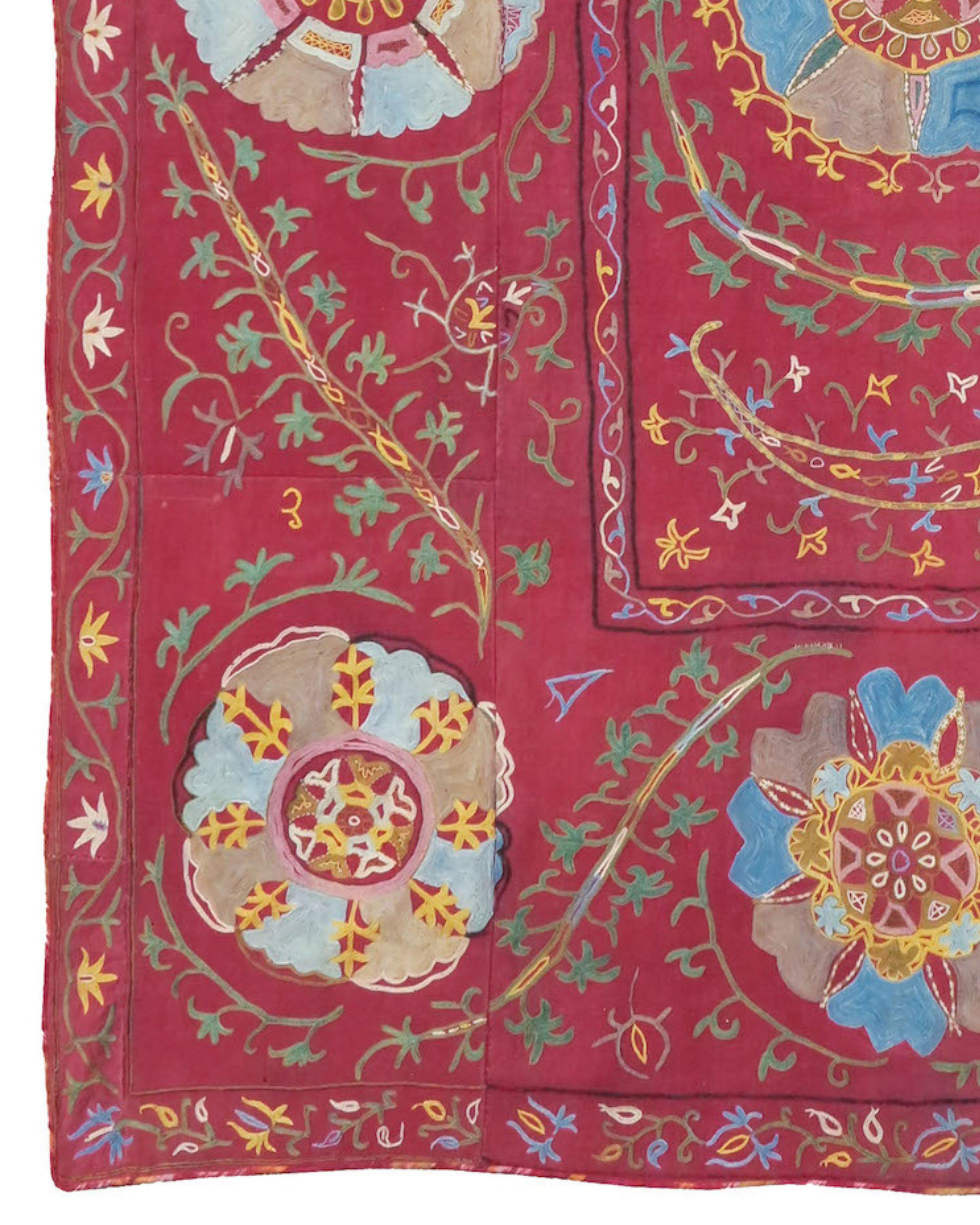 Noué à la main Tapis Suzani d'Asie centrale, milieu du XIXe siècle en vente