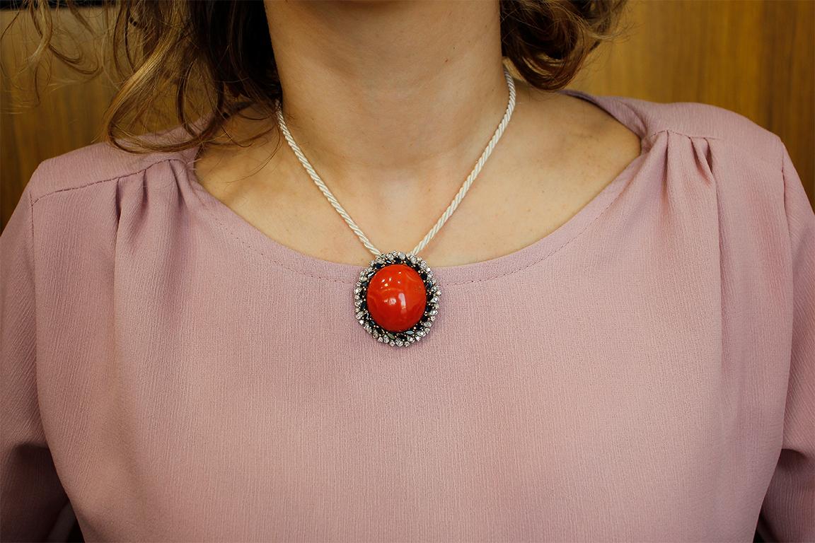 Red Coral Button, Diamonds, Blue Sapphires, 14 Karat White Gold Pendant Necklace In Excellent Condition In Marcianise, Marcianise (CE)