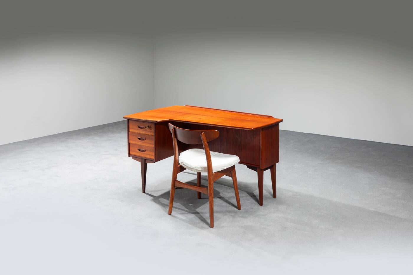 Deliziosa scrivania da centro di produzione svedese con sedie in legno con seduta in tessuto bianco.
