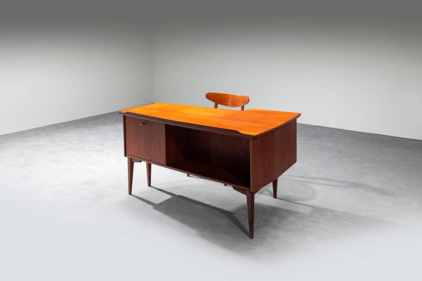 Mid-Century Modern Central desk mod. Boomerang with wooden chair by Arne Hovmand-Olsen