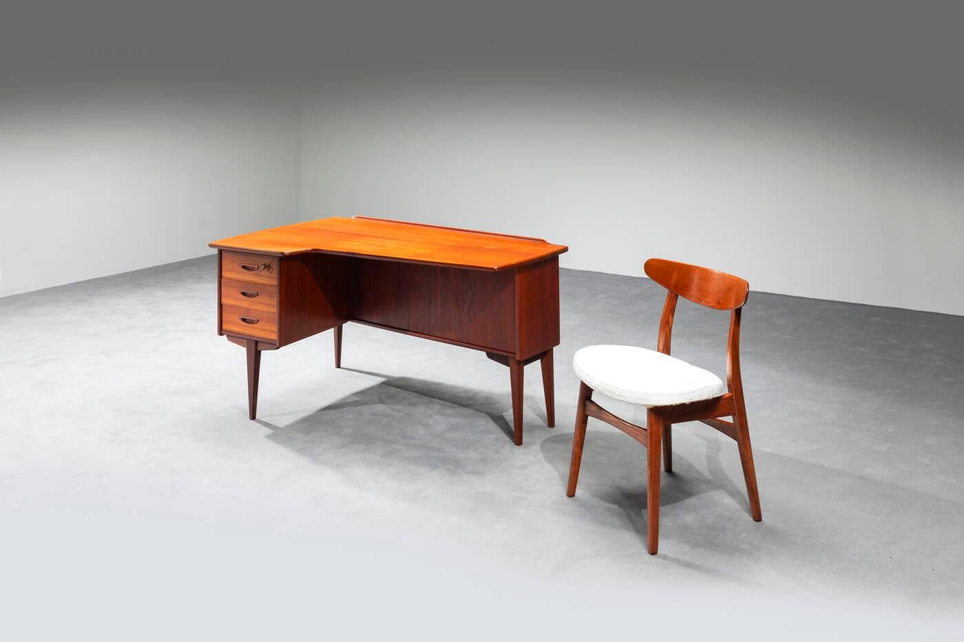 Central desk mod. Boomerang with wooden chair by Arne Hovmand-Olsen In Good Condition In Rivoli, IT