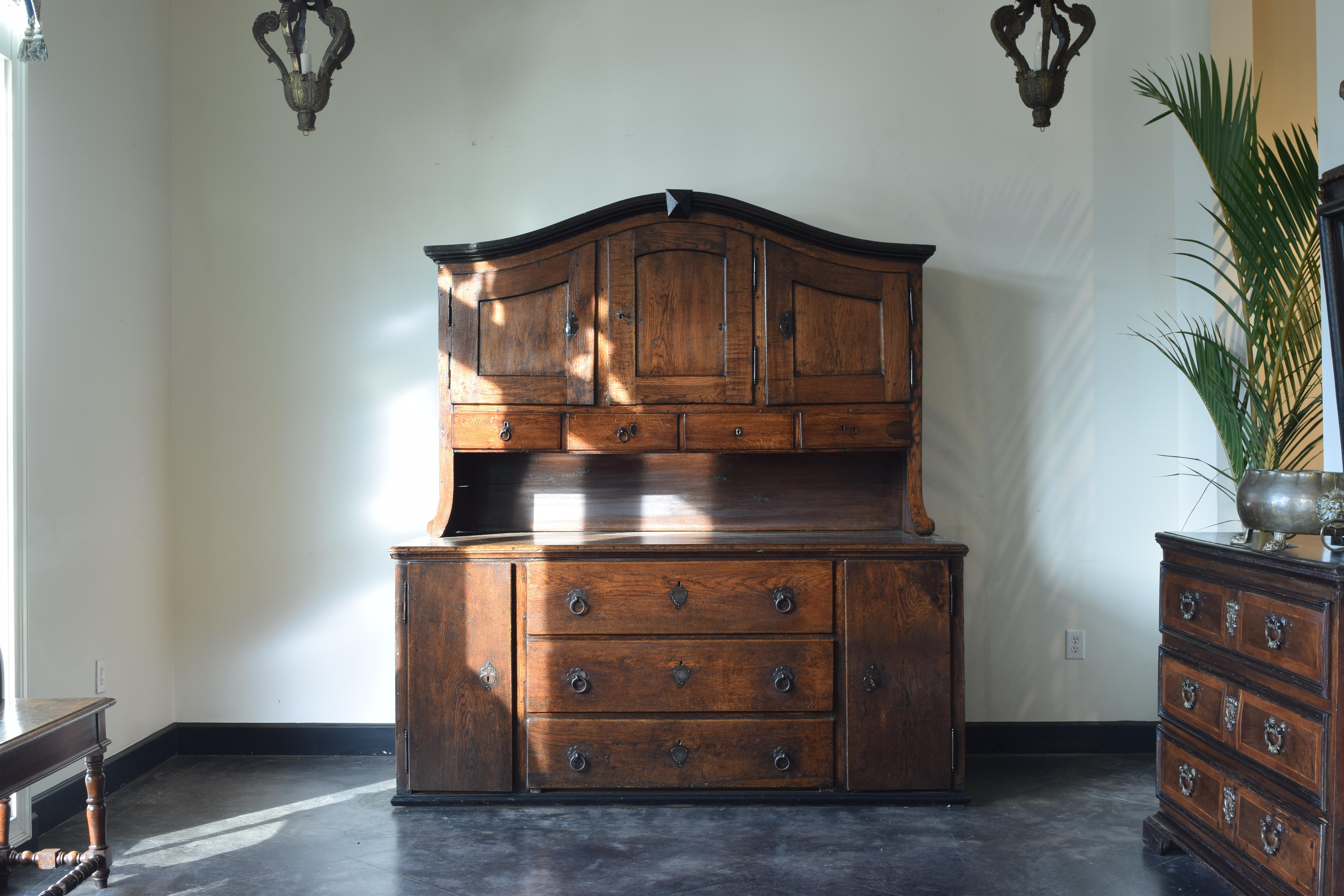 Central Italian Oak Sacrestia Cabinet, circa 1800-1810 In Good Condition In Atlanta, GA