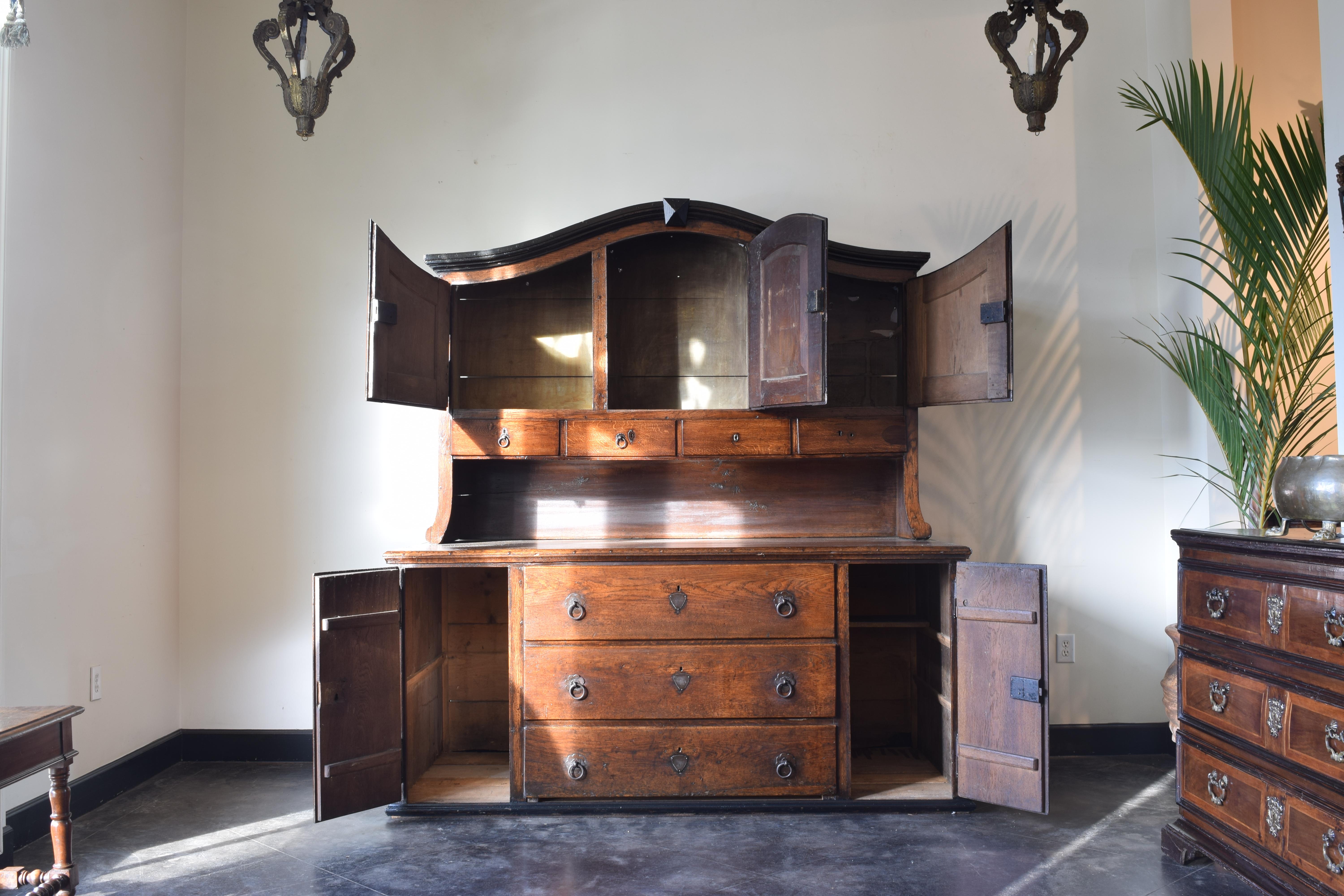 Central Italian Oak Sacrestia Cabinet, circa 1800-1810 1