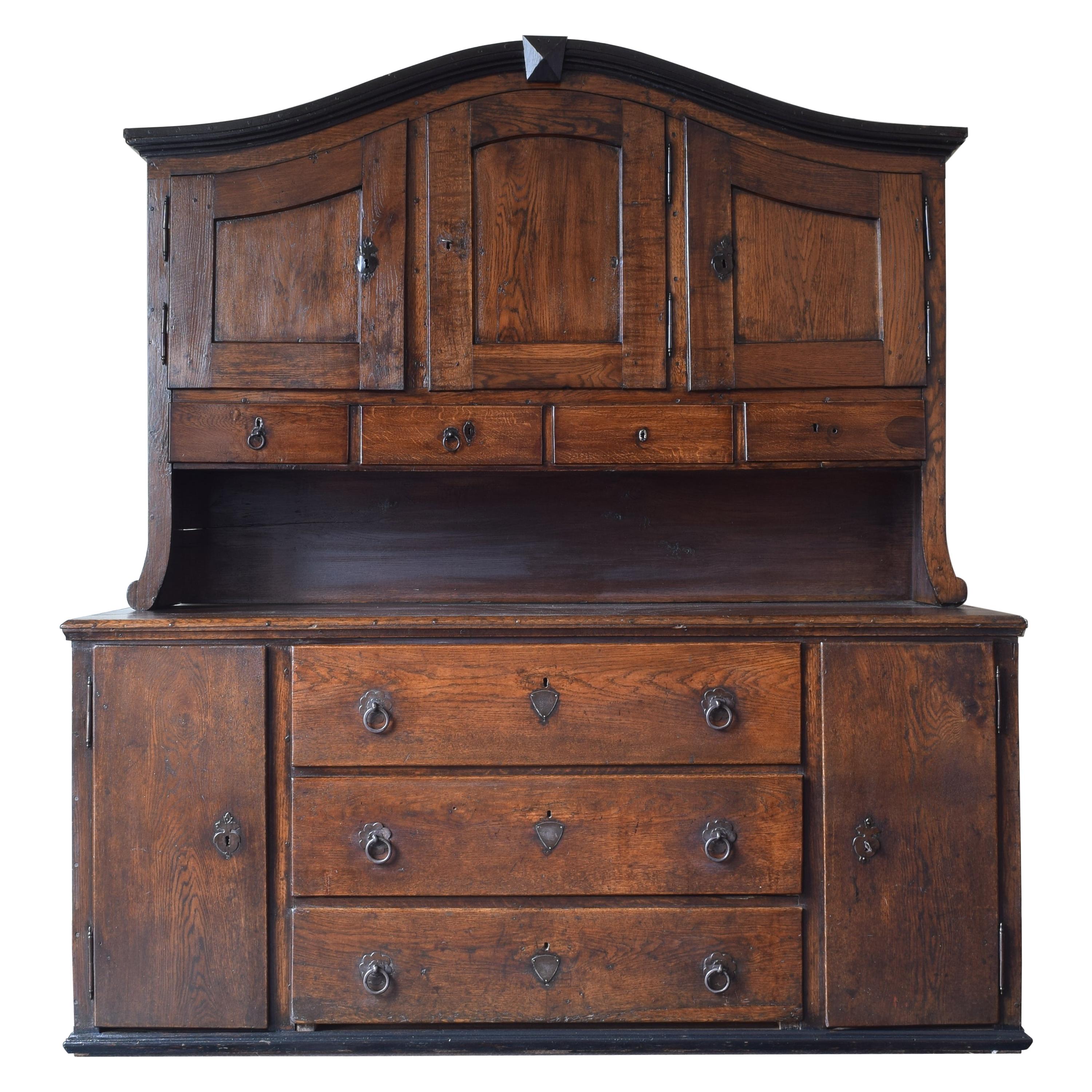 Central Italian Oak Sacrestia Cabinet, circa 1800-1810