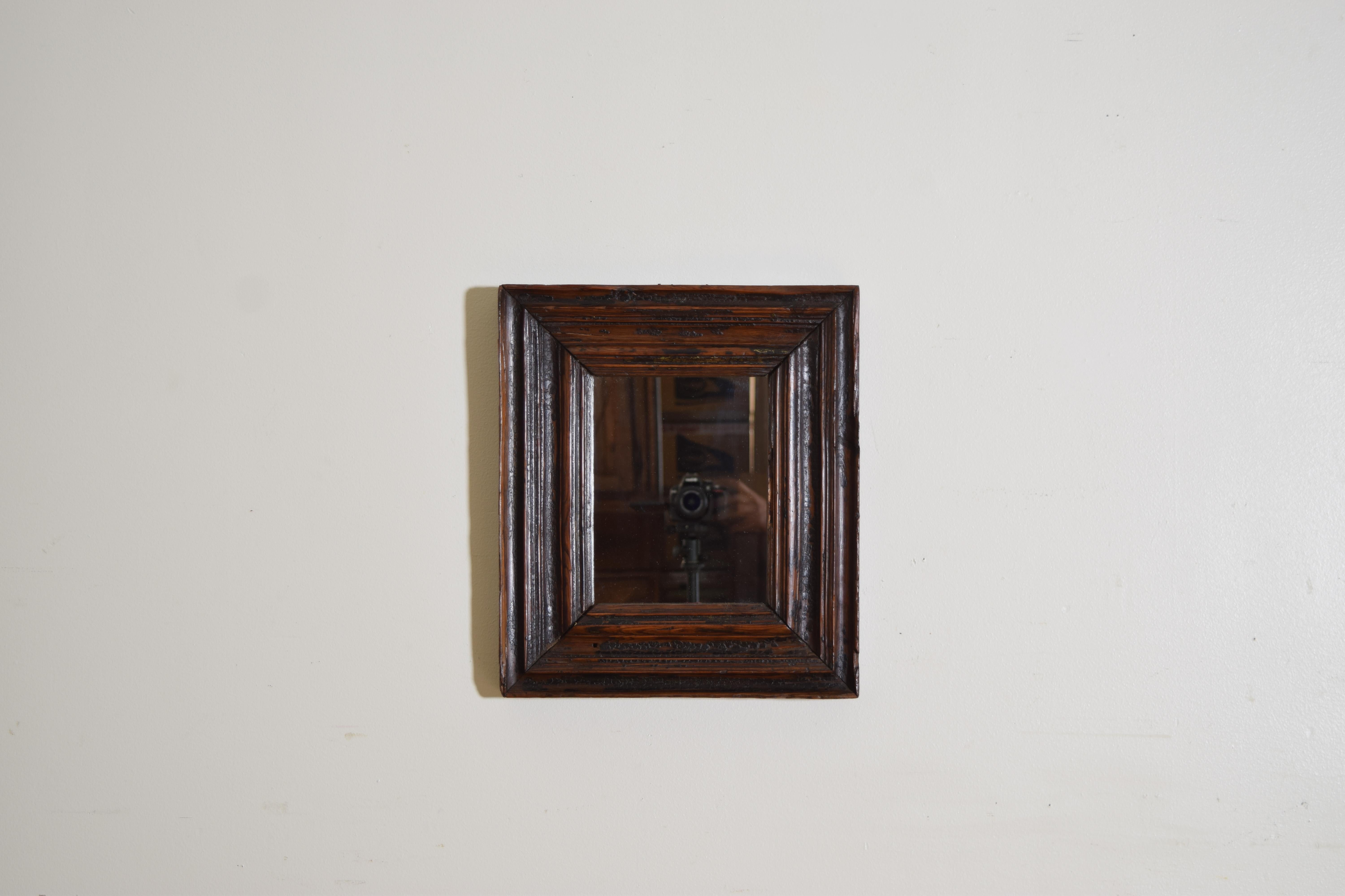 La cornice in noce, costruita con una serie di modanature e conservando parte della precedente finitura verniciata, è dotata di una moderna piastra a specchio da 1/4