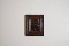 Specchio in noce dipinto e di piccole dimensioni dell'Italia centrale, fine del XVIII secolo.