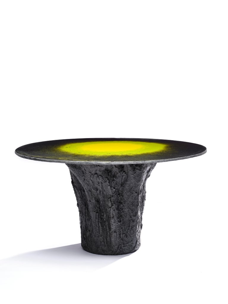 The Central Lime table from the Kernel series is a unique piece made entirely by hand by the designer. Completely built in Glebanite, a special blend of virgin, recycled and recyclable fiberglass. An artistic work of circular economy that takes care