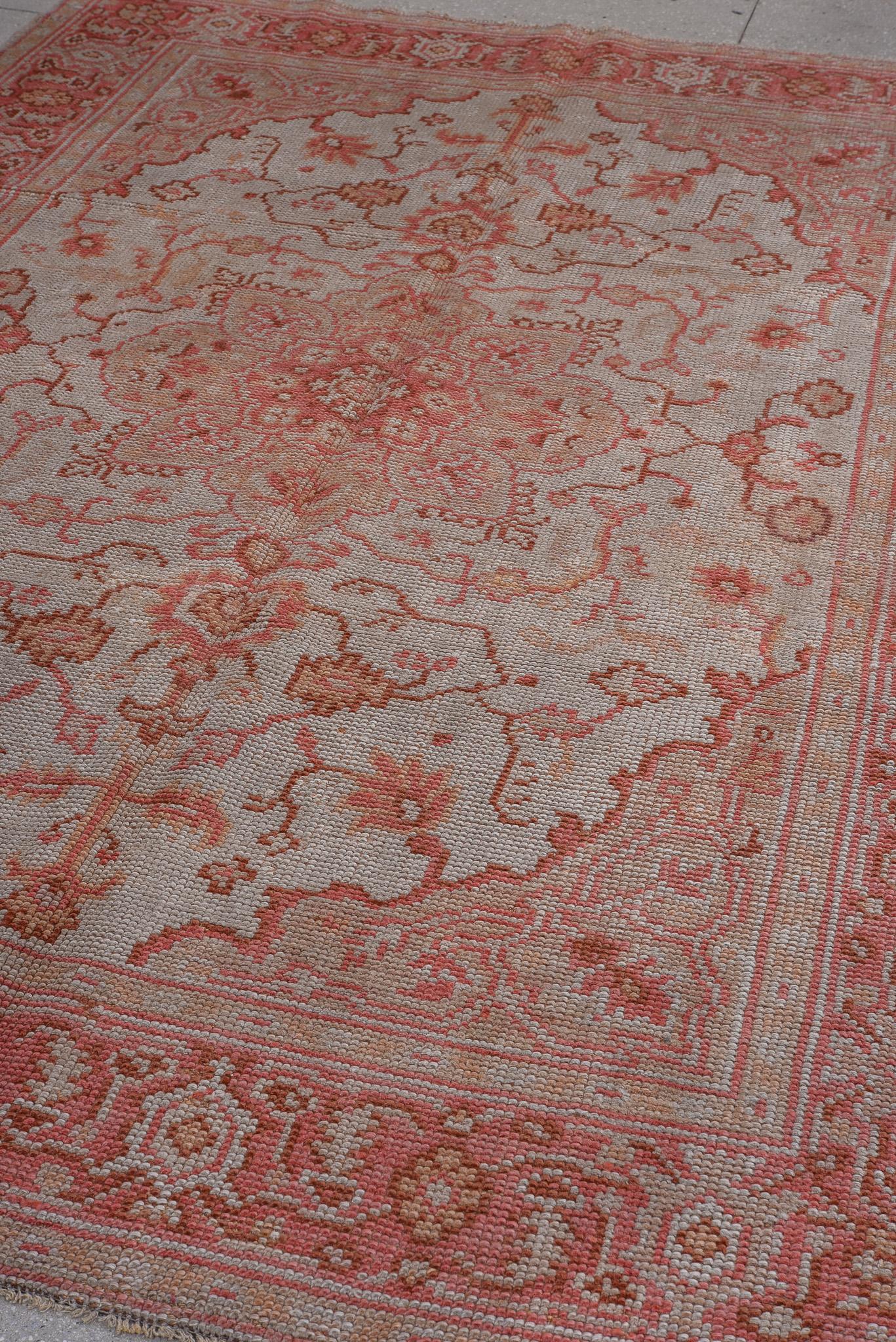 XX secolo Medaglione centrale floreale rosso e rosso rosa in vendita