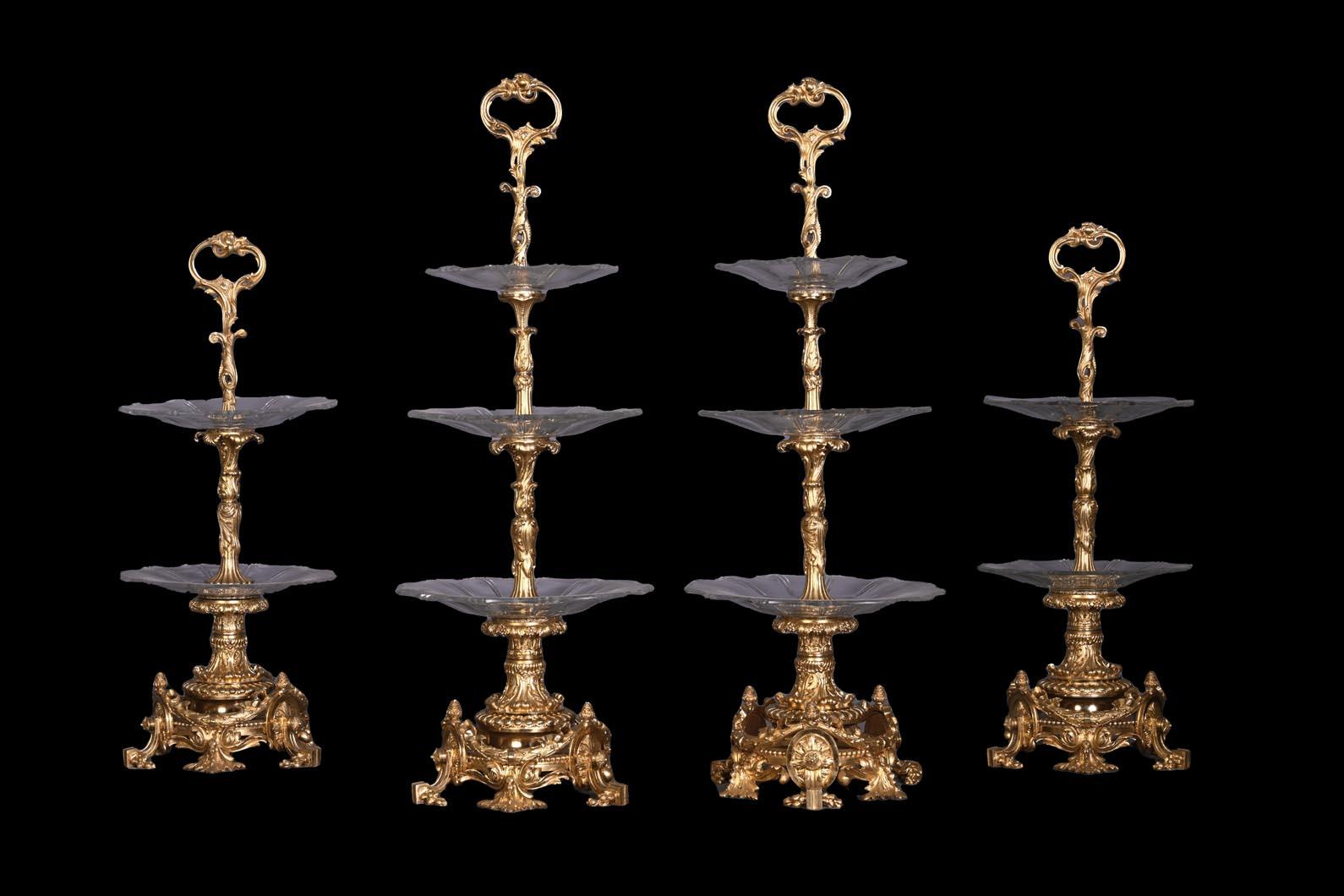 Antigua colección del castillo de Dampierre

Importante centro de mesa compuesto por cuatro piezas en bronce dorado acabado ciselé y cristal taillé, de estilo Napoléon III. Hay dos piezas de tres niveles, dos de ellas de cristal con borde de