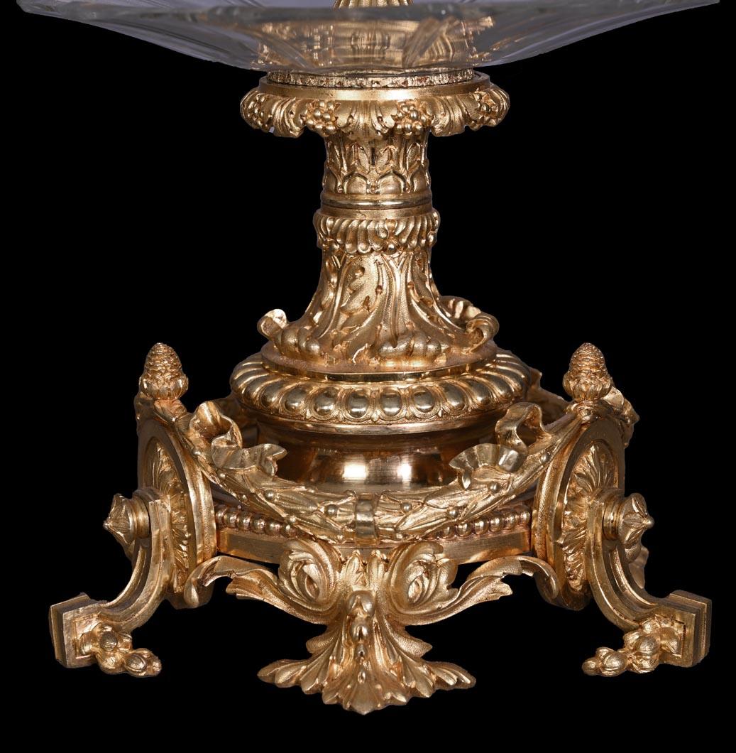 Centro de mesa de estilo Napoléon III en bronce dorado y cristal chapado, verso 185 Mediados del siglo XIX en venta