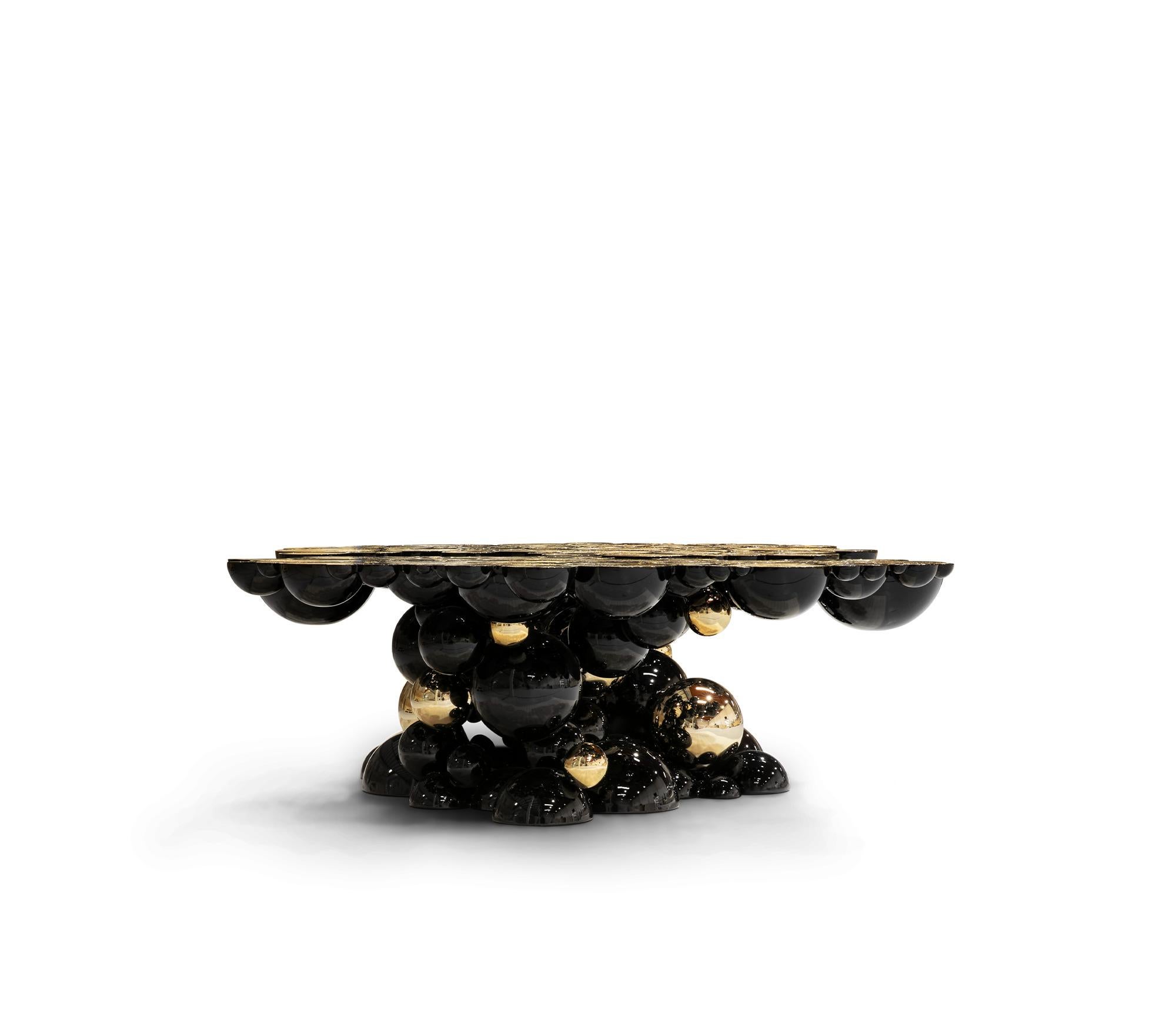 Centre-Tisch „Atom“ aus Metall

Ein ovaler Mitteltisch aus Aluminiumkugeln, die miteinander verbunden sind, um ein Muster und eine Struktur zu erzeugen, schwarz lackiert und vergoldet. Seine Oberflächenstruktur, die an geschnittenes Holz erinnert,