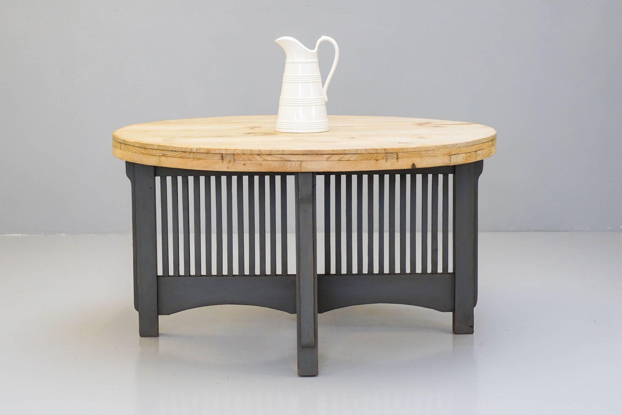 Mesa de centro circular de pino con la base repintada.

Reino Unido circa 1900

Alto 77 cm x Ancho 139 cm x Fondo 139 cm

50KG


Ponte en contacto con nosotros antes de la compra para que podamos elaborar un presupuesto de envío exacto.