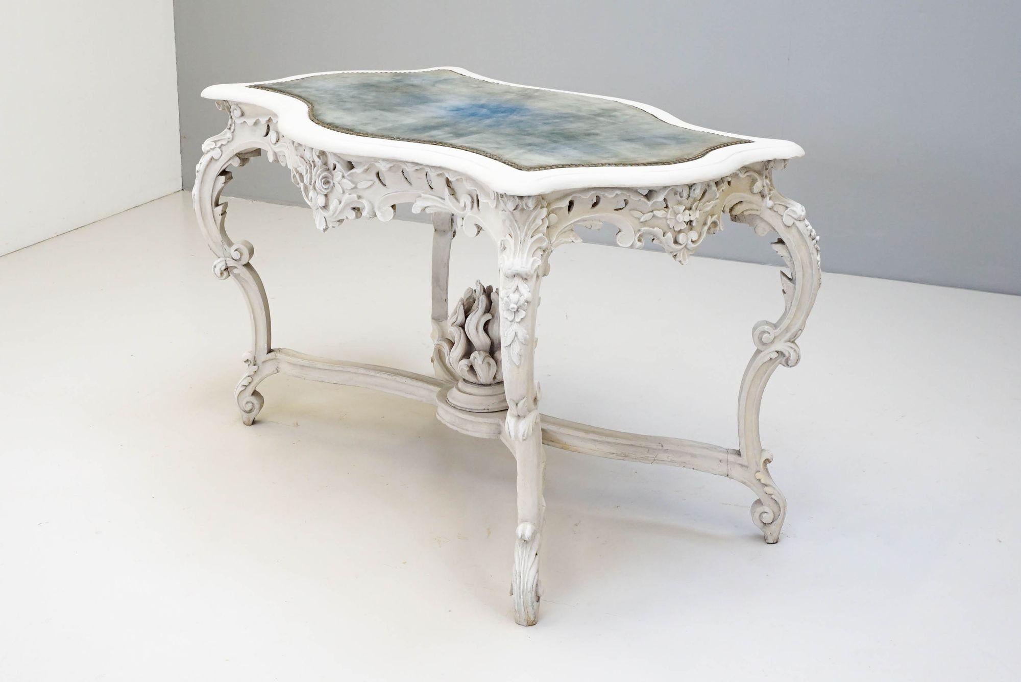 Mesa de centro francesa de estilo rococó con tablero de terciopelo incrustado
Francia Circa 1890