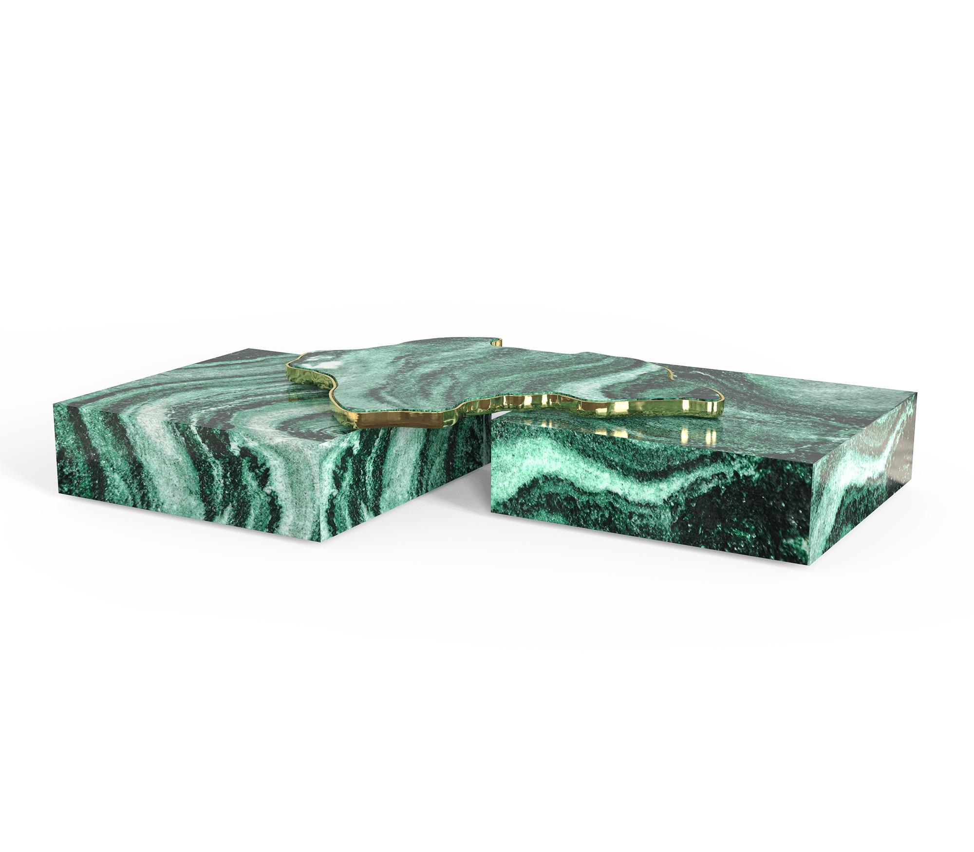 Mitteltisch aus grünem Marmor.

Ein zeitgenössischer Mitteltisch, der aus zwei quadratischen Modulen aus Marmor besteht, die durch ein organisches Marmoroberflächenelement auf der Oberseite verbunden sind, das von gegossenem Messing umhüllt