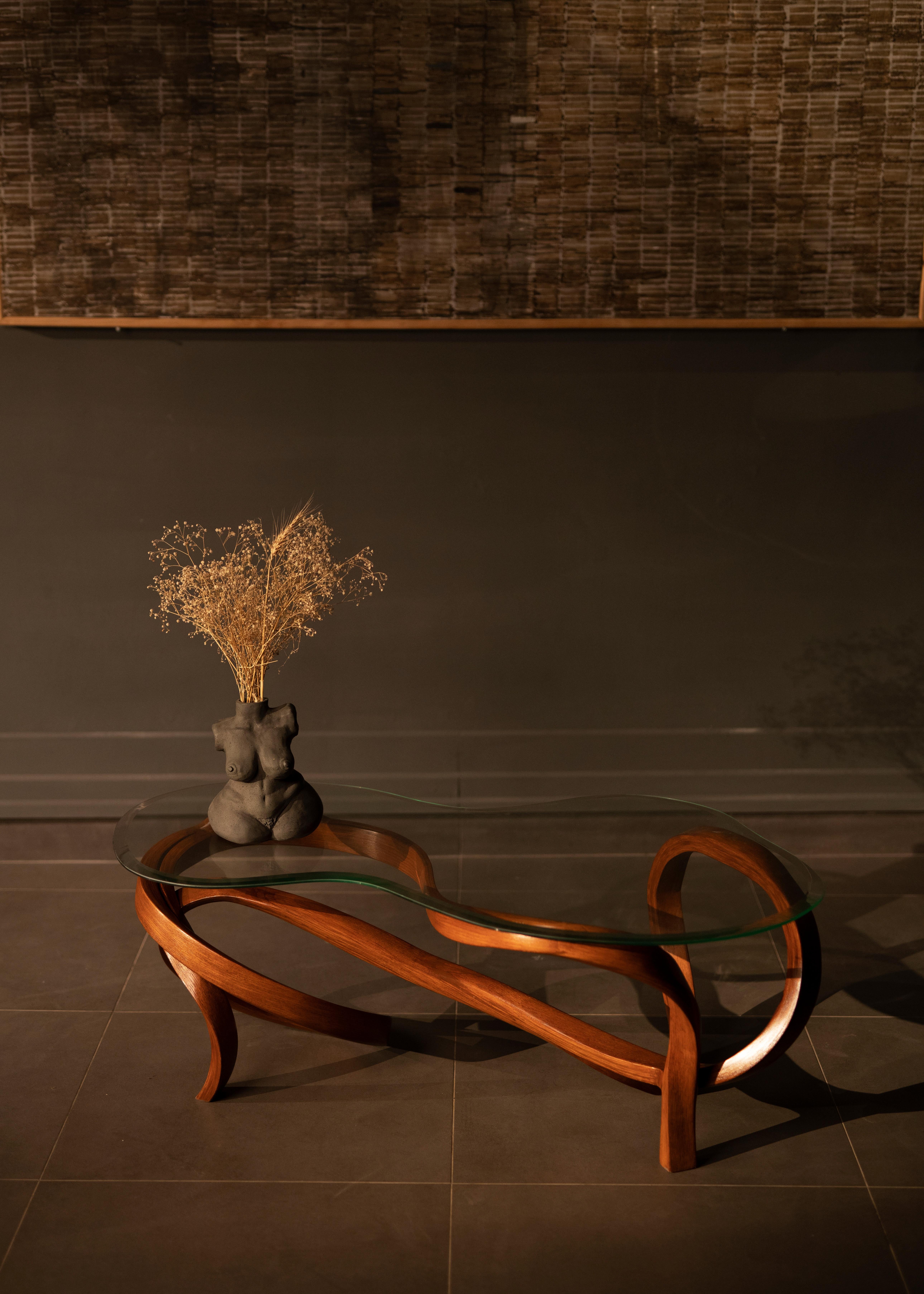 Die Vrksa-Serie basiert auf der Biegung von Massivholz zur Herstellung der Stücke. Dies hat es uns ermöglicht, handgefertigte Möbel in einer einzigartigen Ästhetik zu entwerfen, in der der natürliche Fluss des Holzes die Zügel des Designs übernimmt.