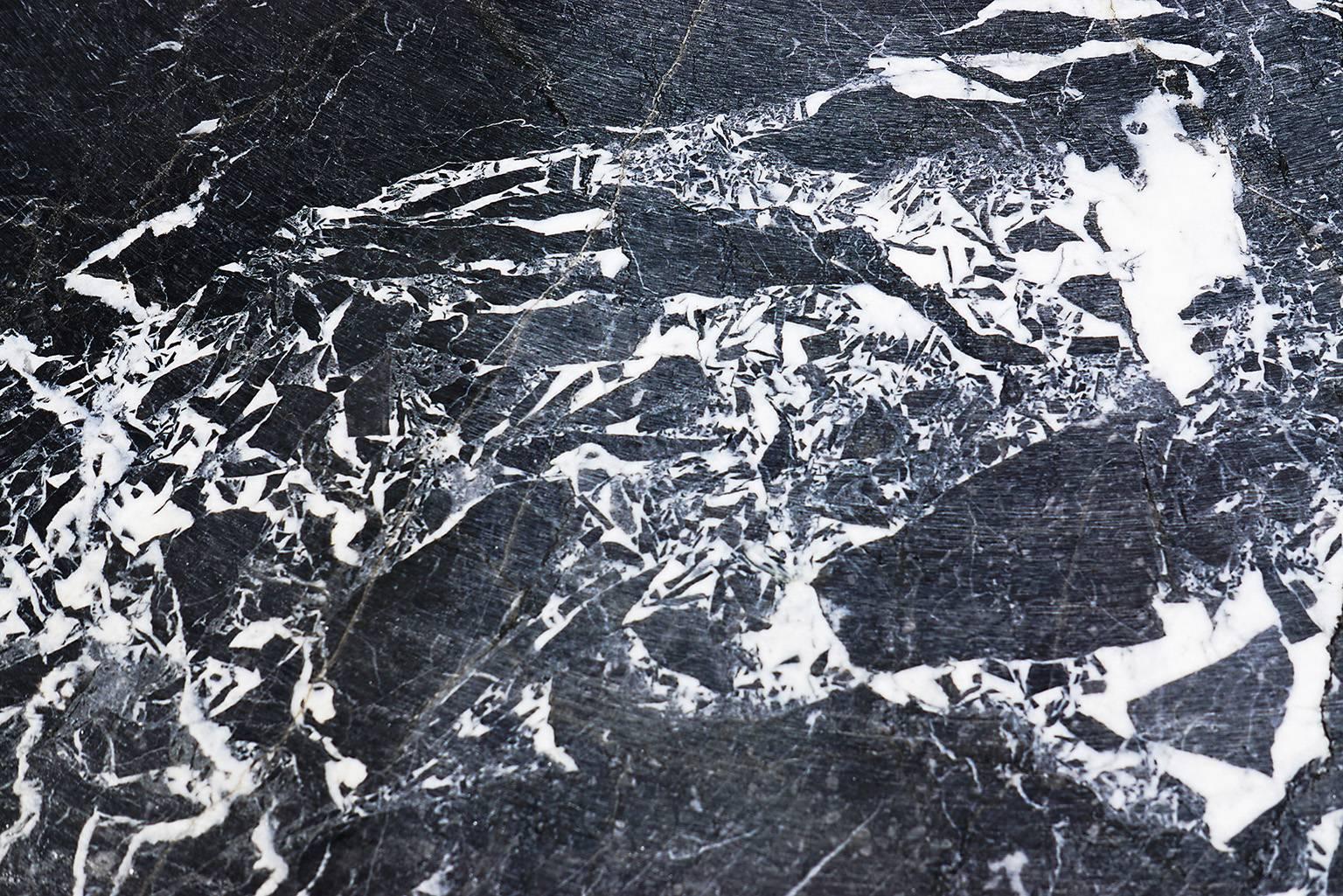Moderner Tafelaufsatz aus schwarzem, antikem Marmor, Schöpfer Ivan Colominas (21. Jahrhundert und zeitgenössisch) im Angebot