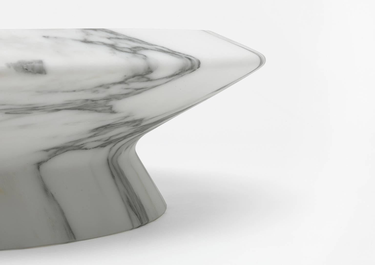 Sculptural, bright white, well-defined and multi-fold. Colominas has created a table service inspired by Angelo Mangiarotti’s soft lines, exalting the shape and structure of objects that characterise the exploration of one of the greatest pleasures