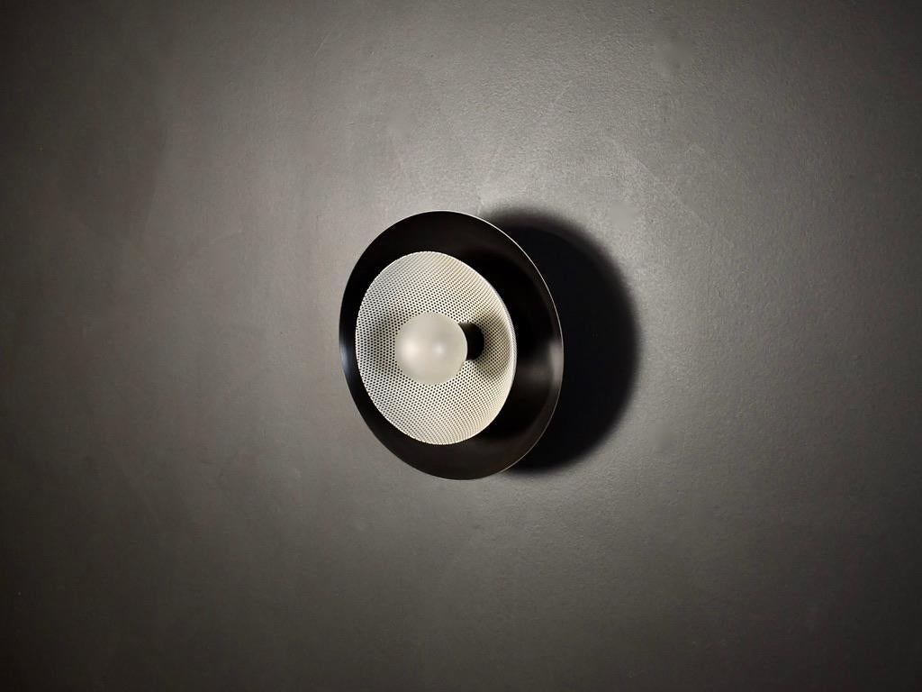 Centric Wandleuchter in ölgeriebener Bronze & weißem Emaille-Gitter, Blueprint Lighting (amerikanisch) im Angebot