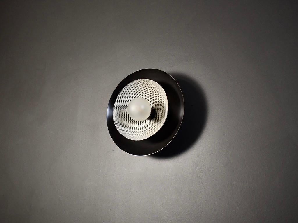 Centric Wandleuchter in ölgeriebener Bronze & weißem Emaille-Gitter, Blueprint Lighting (Geölt) im Angebot