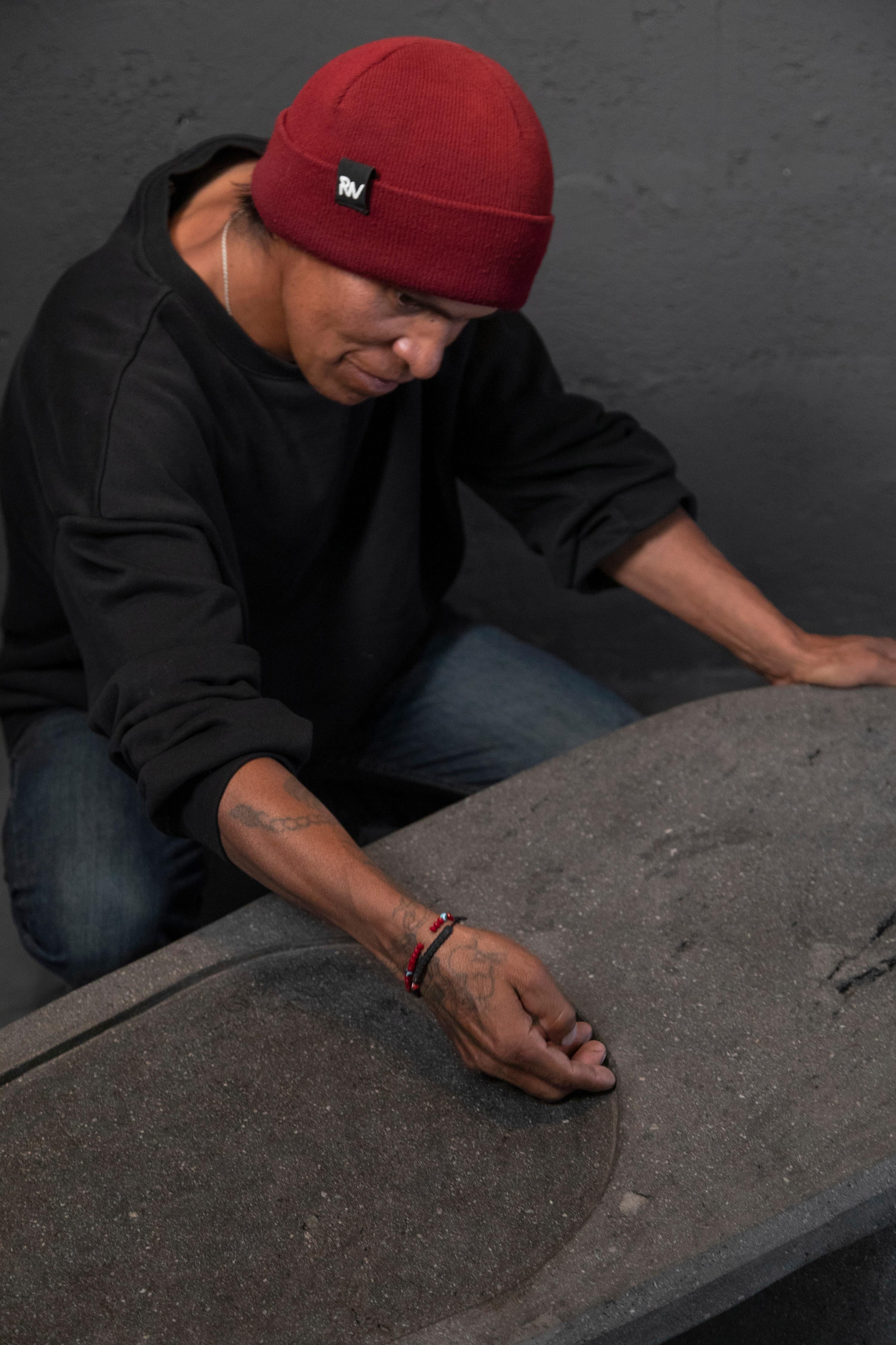 Tavolino da caffè CENTRO scolpito a mano in pietra vulcanica da ANDEAN, unico nel suo genere in vendita 9