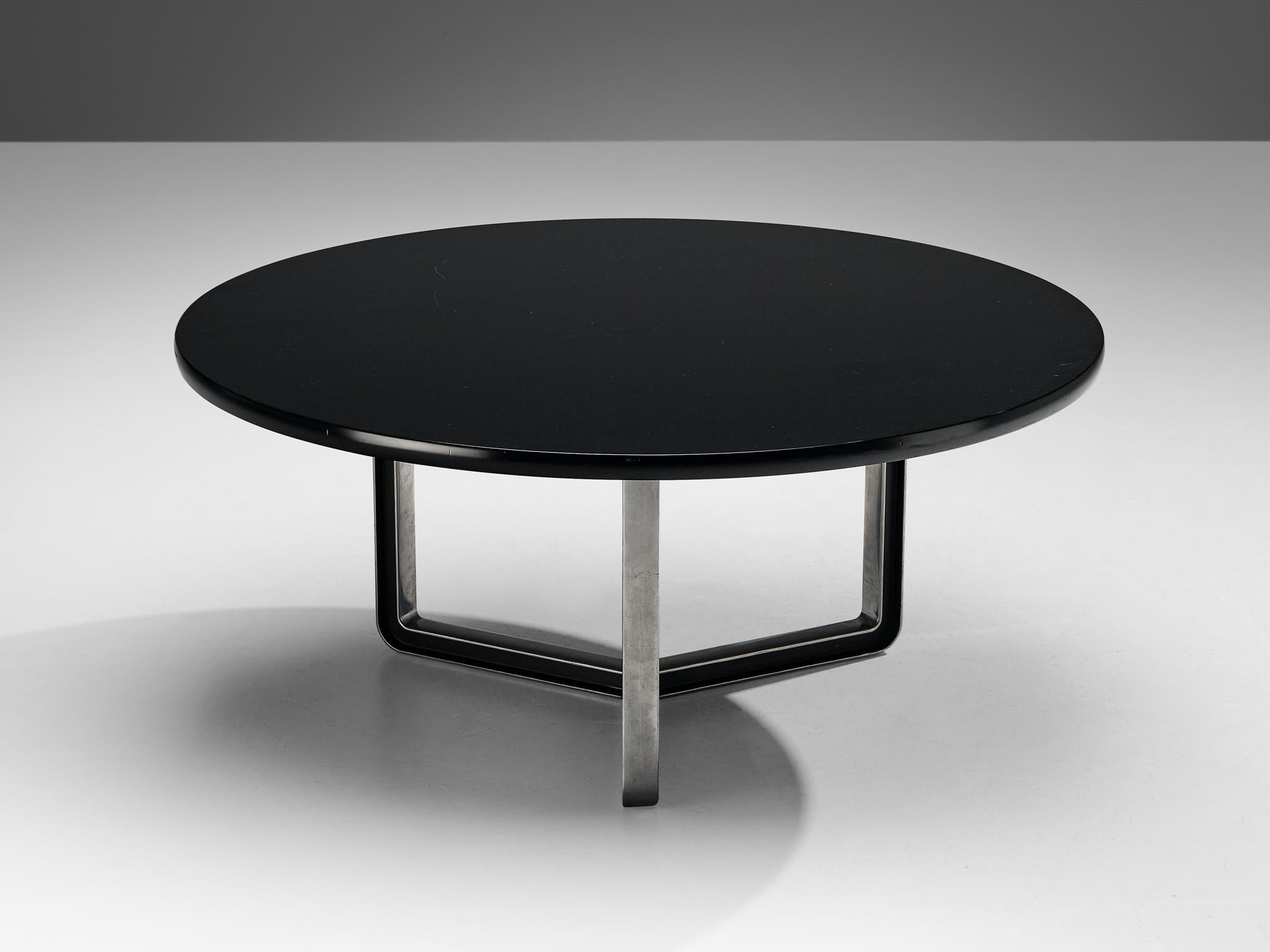 Centro Progetti Tecno, dining table model 'T334C', lacquered wood, aluminum, Italy, 1975-1978

Round dining table with a black lacquered wooden top that has an incredibly soft texture. The tabletop is mounted on a three-legged metal frame in