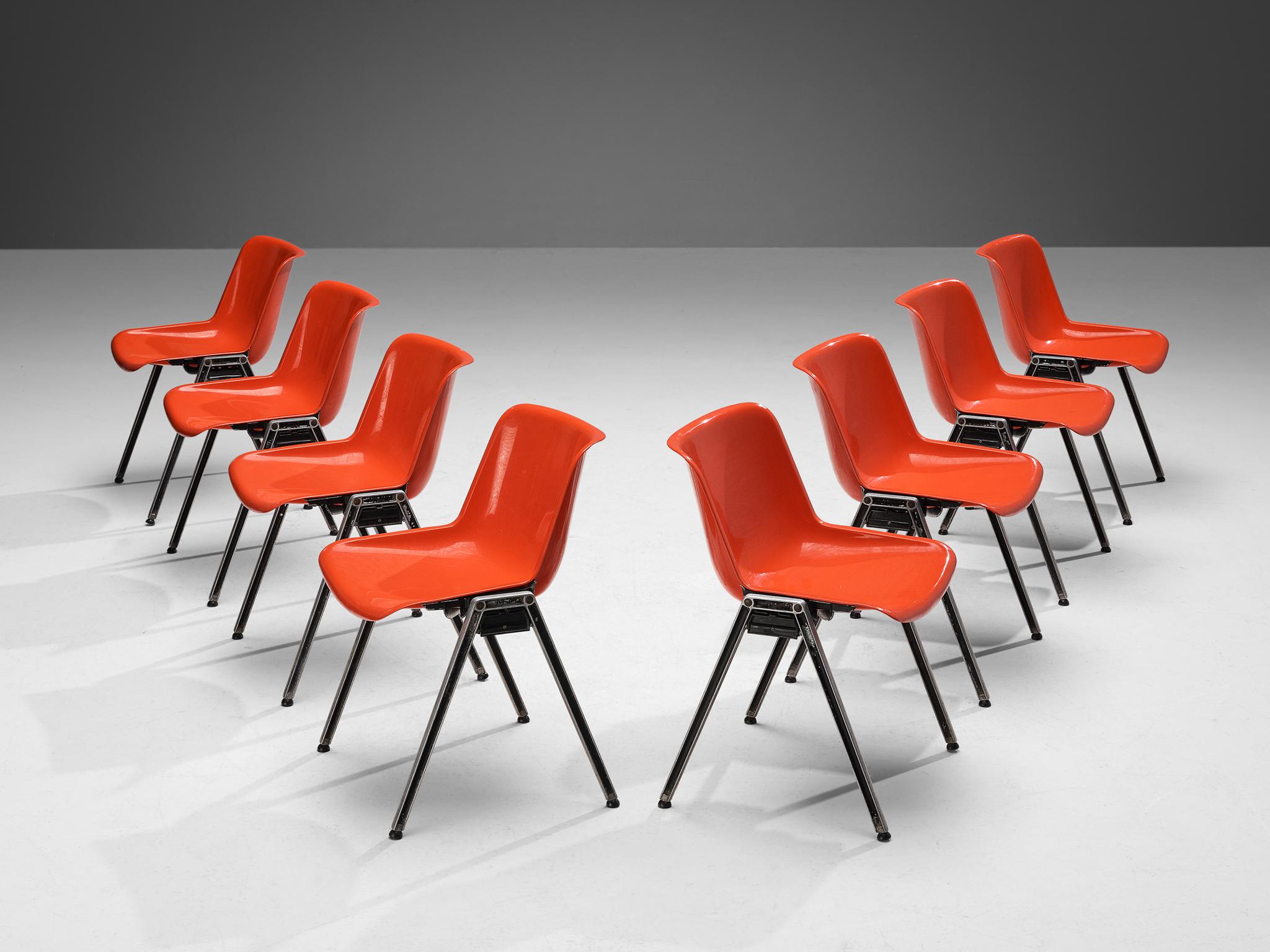 Centro Progetti Tecno, Satz von acht stapelbaren Stühlen Modell 'Modus', Nylon / Kunststoff, Aluminium, Metall, Italien, 1970er Jahre.

Von Centro Progetti Tecno entworfene hochfunktionelle Stühle, die zum Sitzsystem Modus gehören, dem ersten