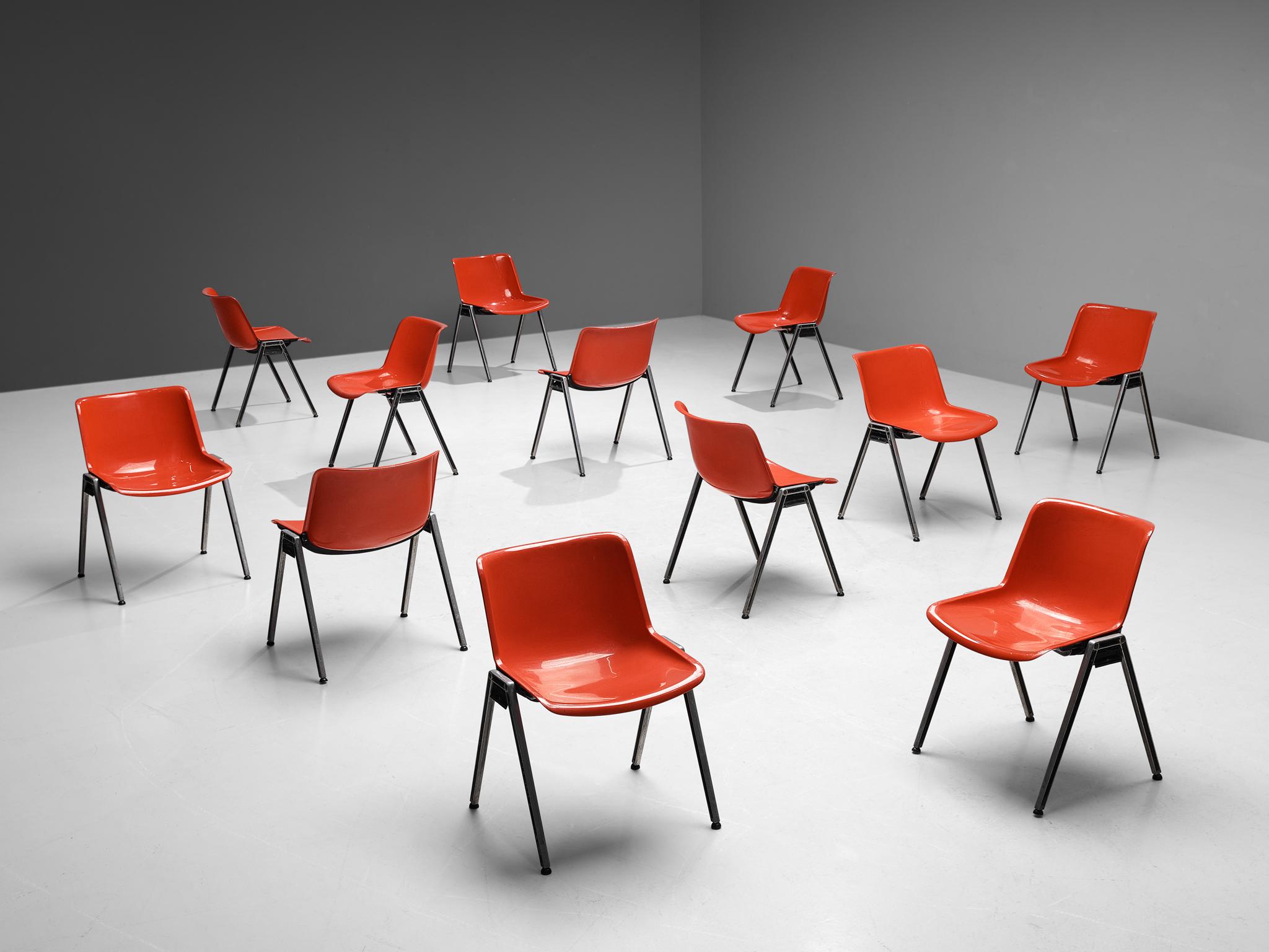 Centro Progetti Tecno, Satz von zwölf stapelbaren Stühlen Modell 'Modus', Nylon / Kunststoff, Aluminium, Metall, Italien, 1970er Jahre.

Von Centro Progetti Tecno entworfene hochfunktionelle Stühle, die zum Sitzsystem Modus gehören, dem ersten