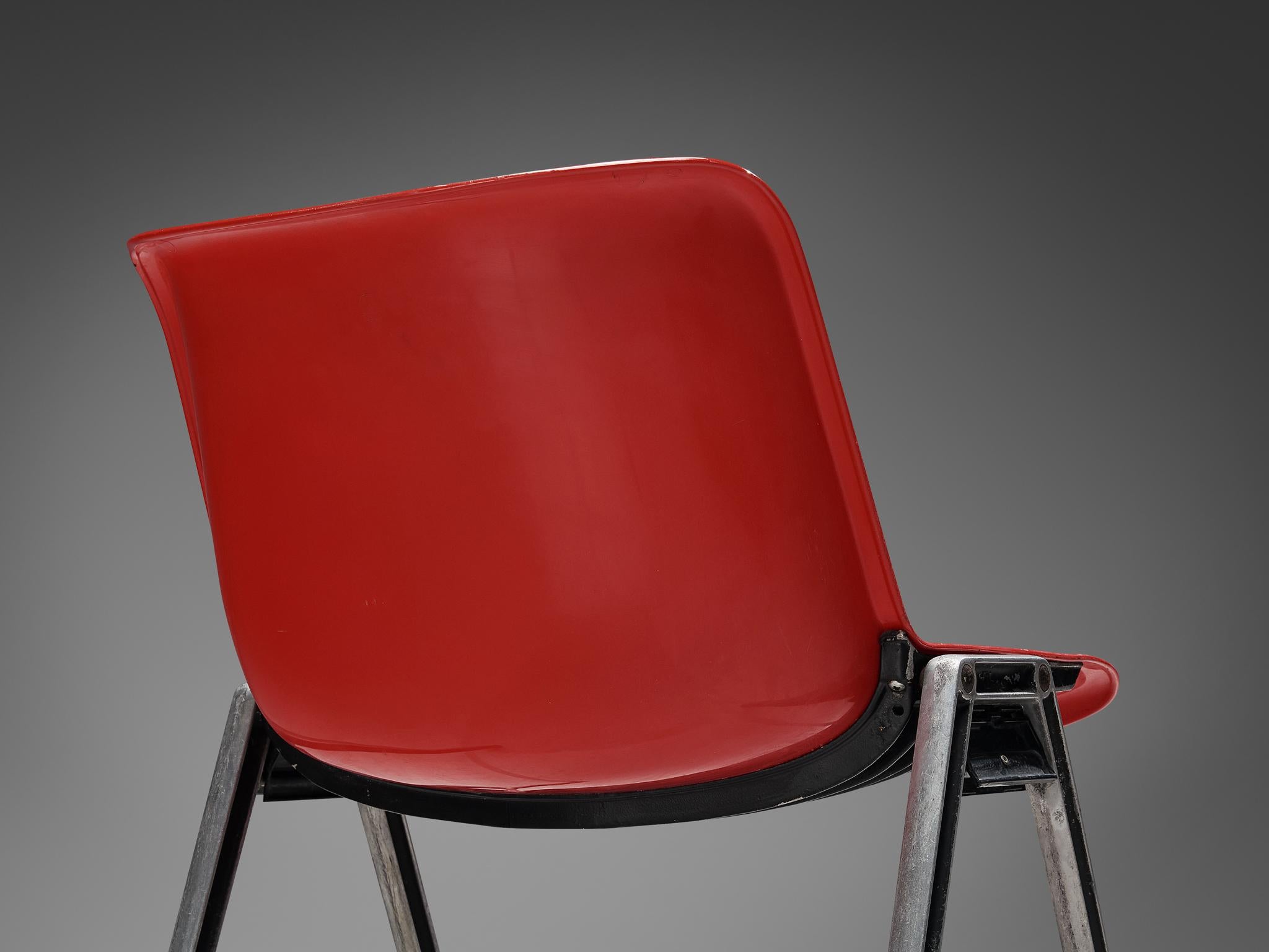 Centro Progetti Tecno Stapelbare Stühle 'Modus' in Rot (Italienisch) im Angebot