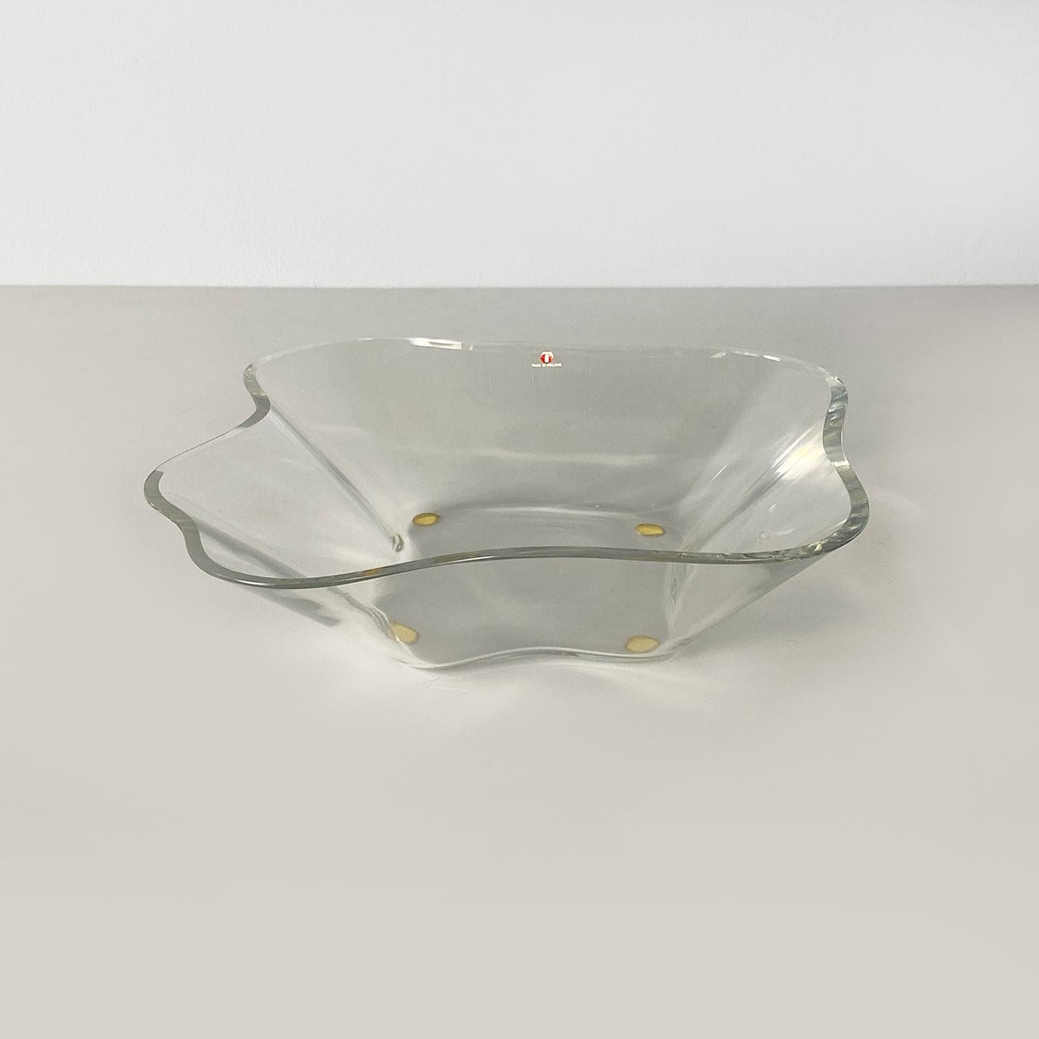 Aufsatzschale oder niedrige Vase finnischer Provenienz, ganz aus Glas und mit unregelmäßiger, gewellter Form.
Entwurf von Alvar Aalto für Ittala, um 1990, mit Produktionsetikett und Säure-Signatur des Designers auf der Unterseite.
Guter Zustand,