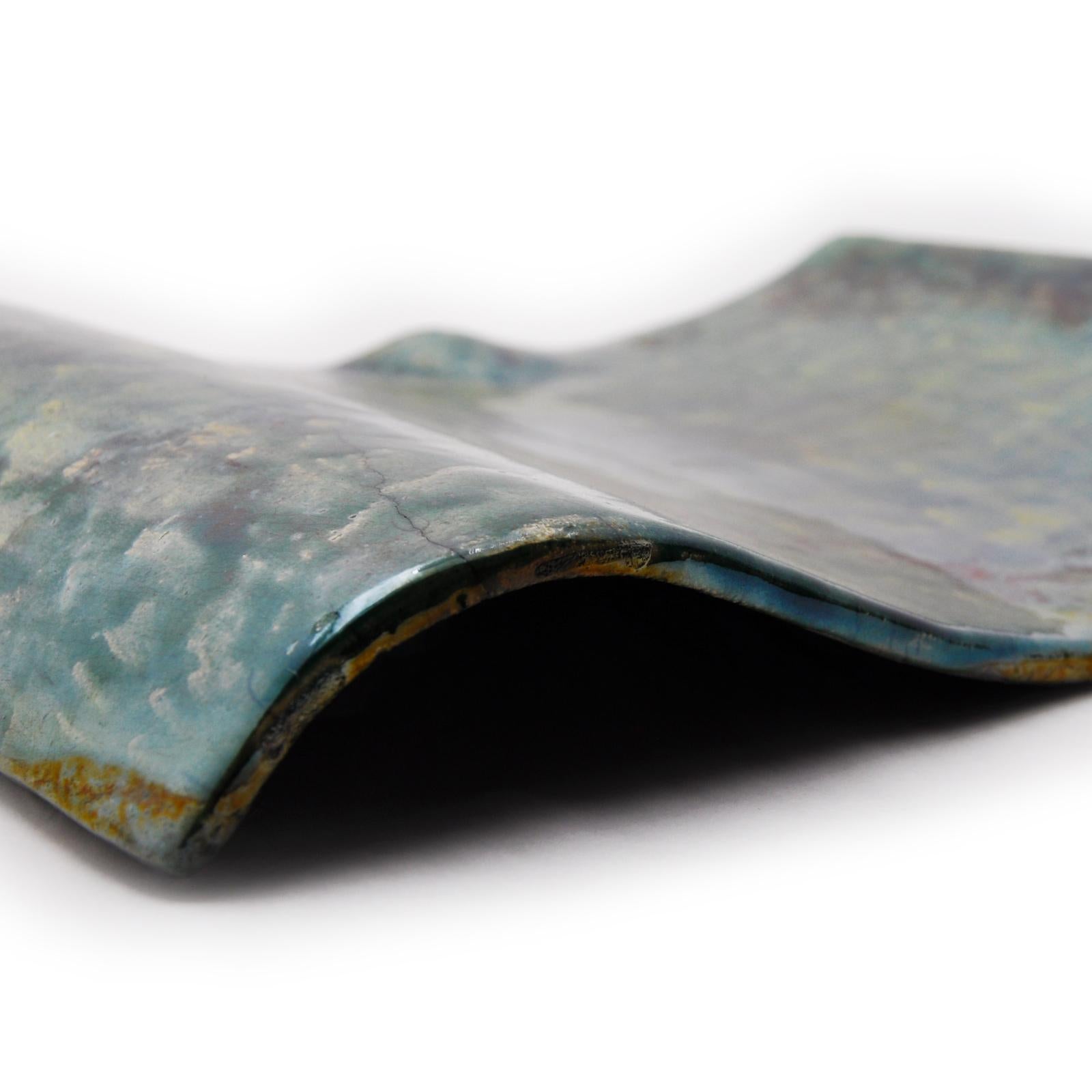 Centro de Mesa de Cerámica Raku de Diseño Moderno - ONDA Pieza Única Verde Dorado Glaseado en venta