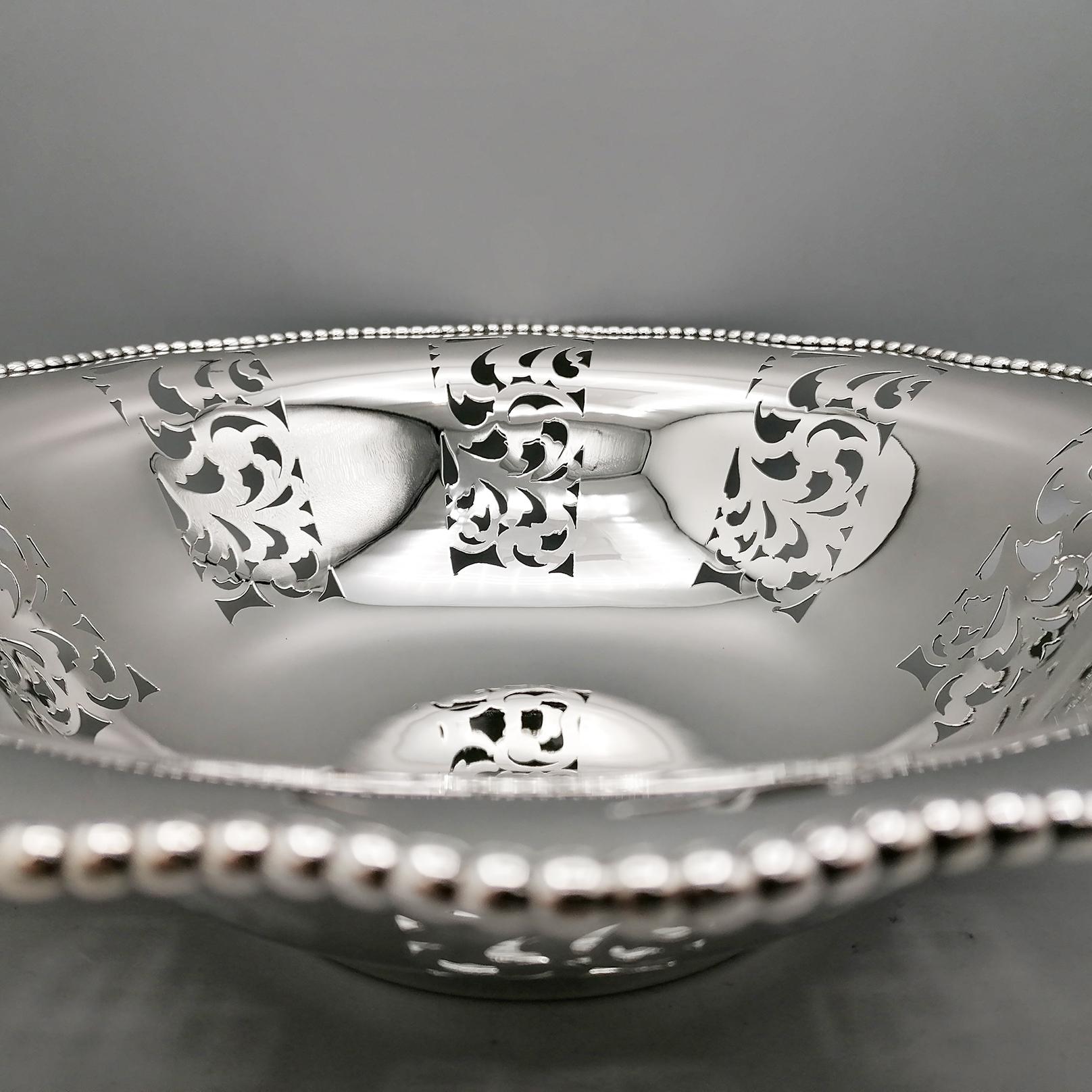Hand-Crafted Centrotavola in argento Sterling italiano bordo perlinato e traforato For Sale