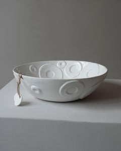 Centrotavola in ceramica bianca decorato a rilievo con cordino in pelle