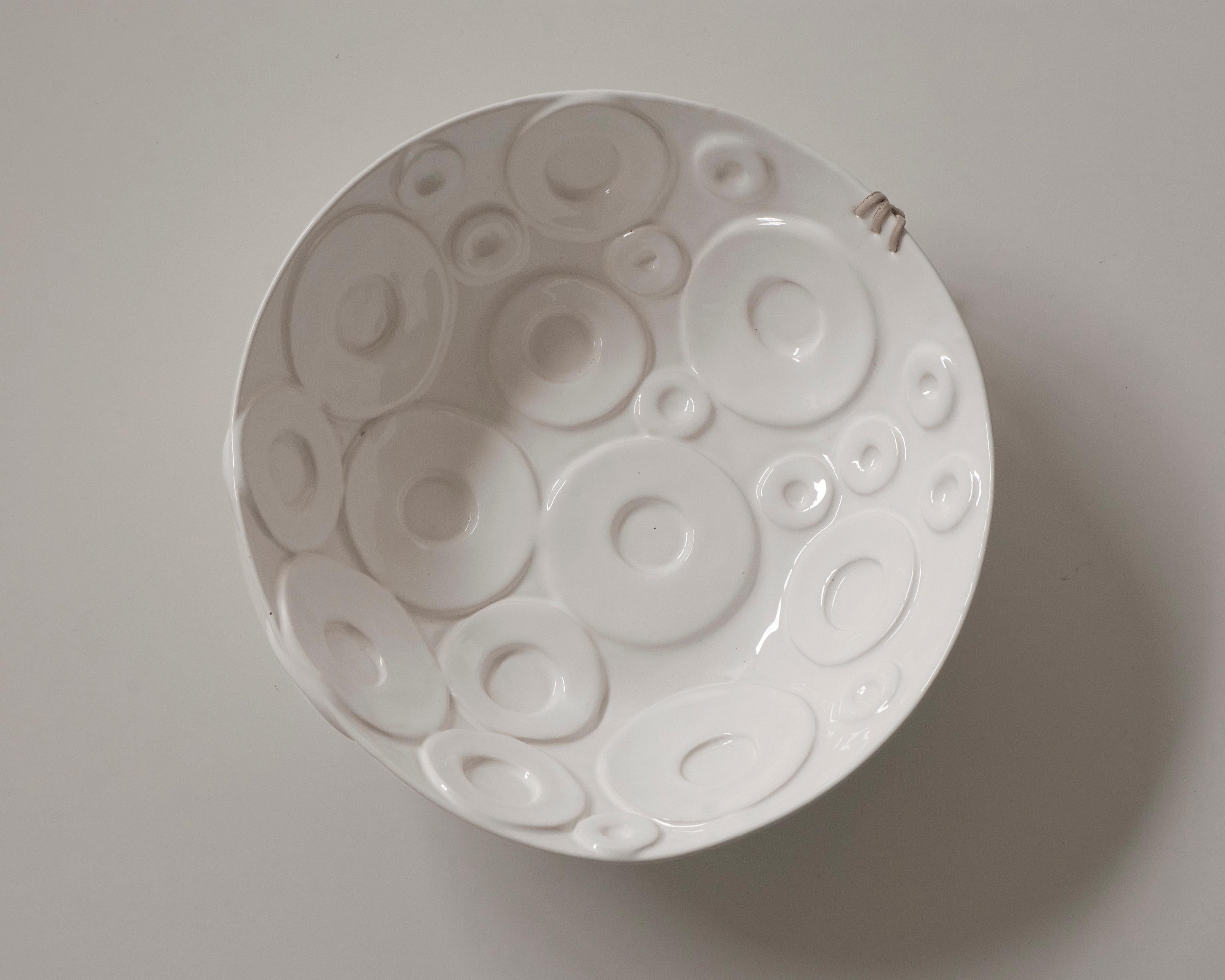 Italian Centrotavola in ceramica bianca decorato a rilievo con cordino in pelle For Sale