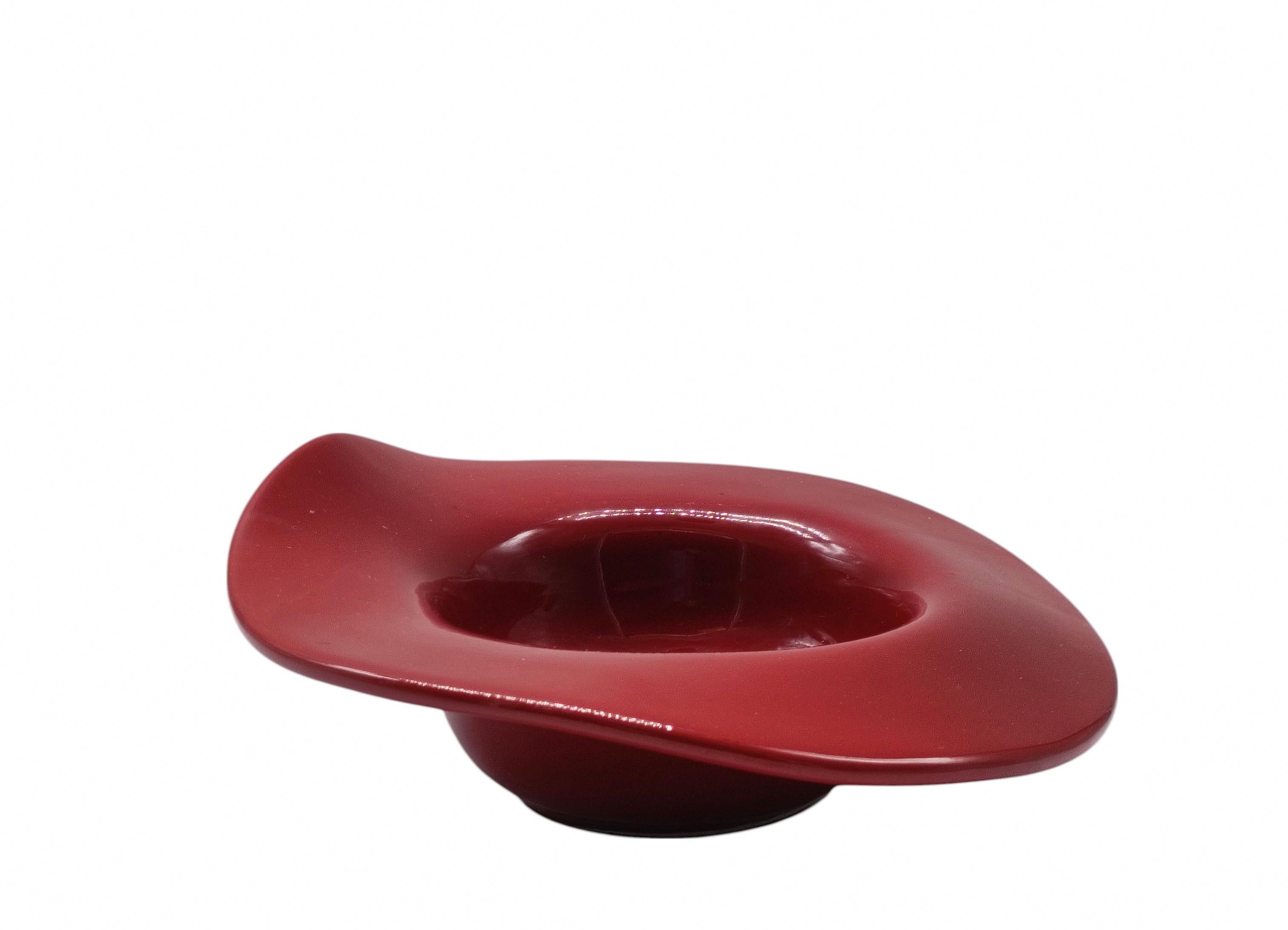 Mid-Century moderno Centrotavola in Ceramica Rossa Ondulata a Forma di Cappello, Italia 1970s in vendita