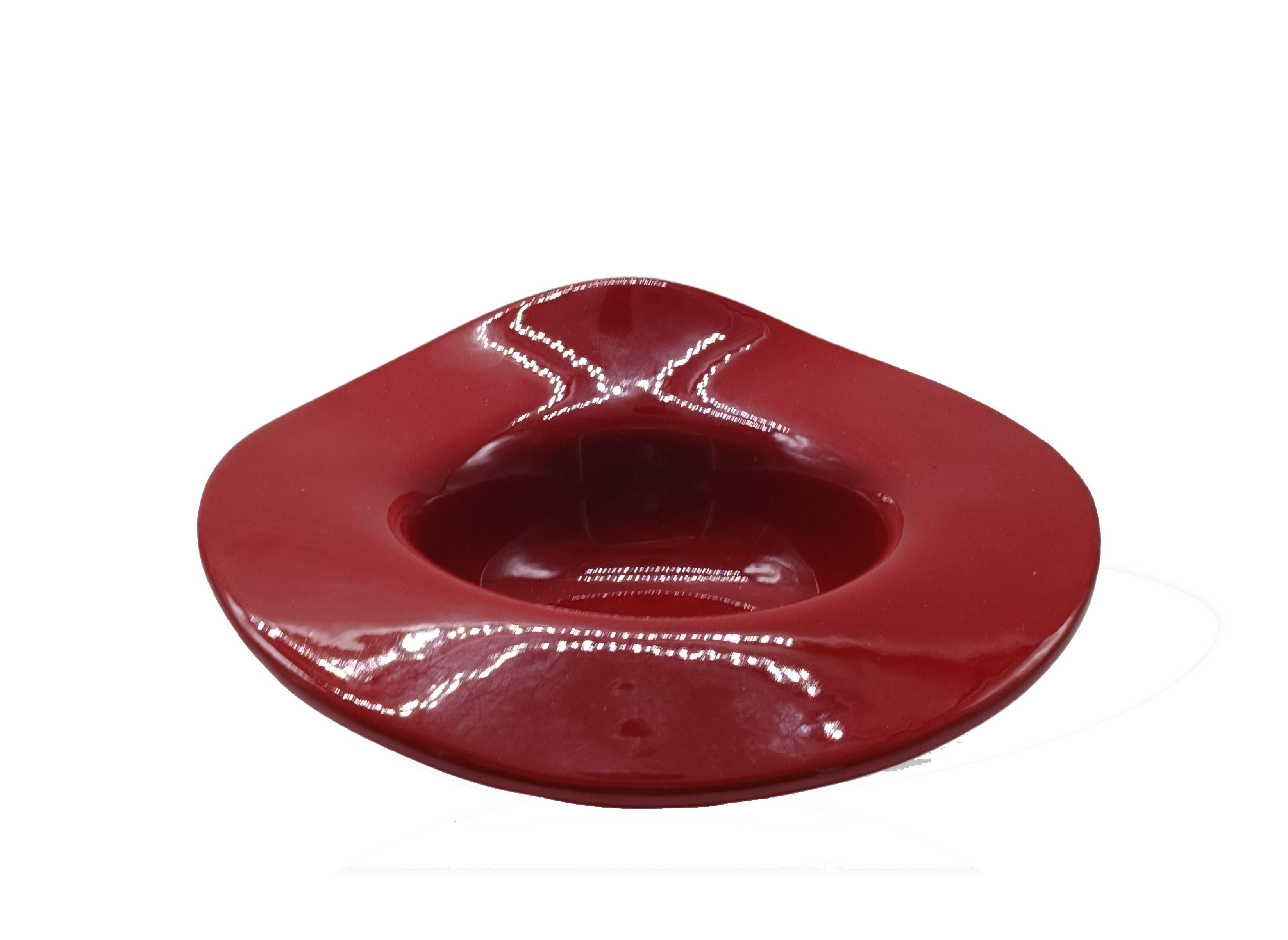 Centrotavola in Ceramica Rossa Ondulata a Forma di Cappello, Italia 1970s In condizioni buone in vendita a Naples, IT