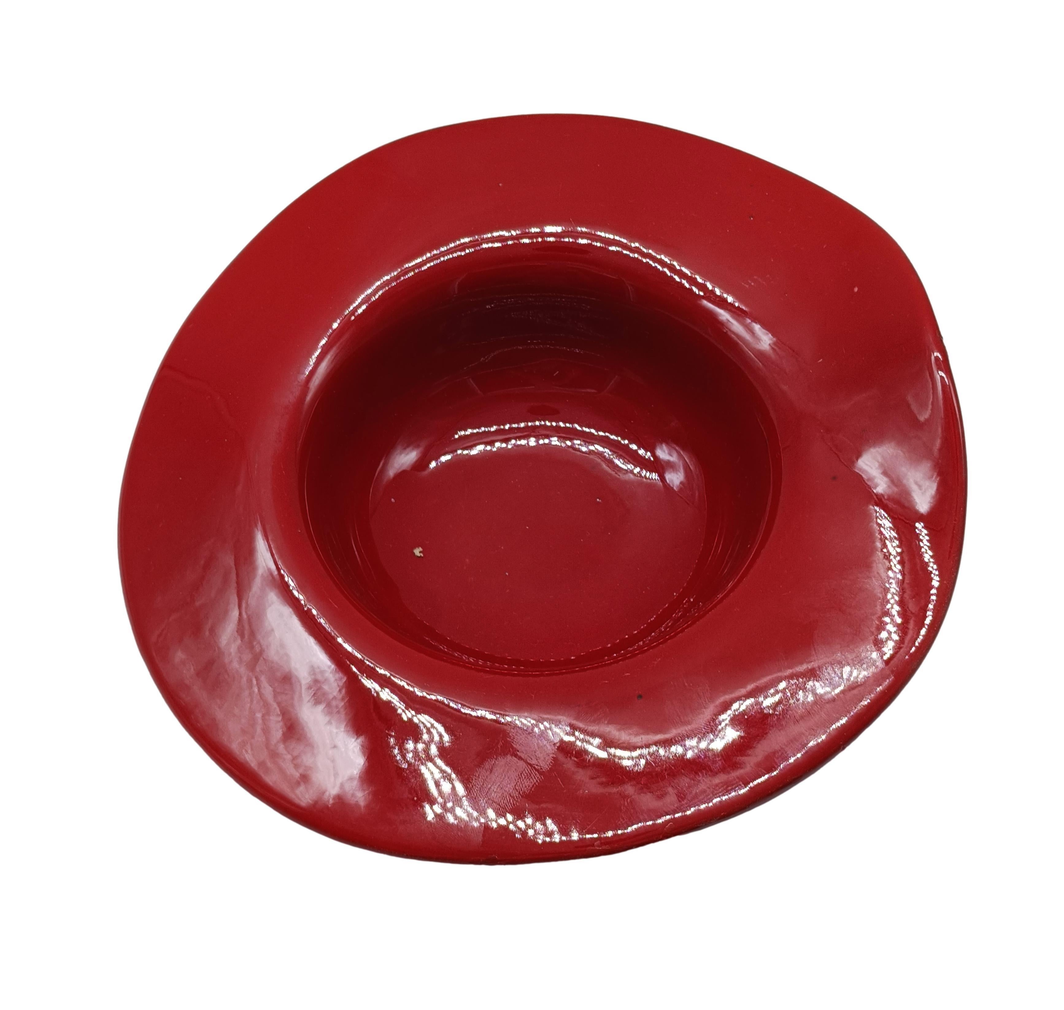 Late 20th Century Centrotavola in Ceramica Rossa Ondulata a Forma di Cappello, Italia 1970s in vendita