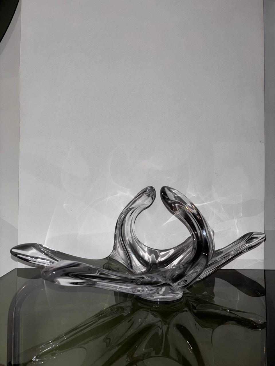Dieser schöne Tafelaufsatz verkörpert die raffinierte Eleganz und die Handwerkskunst, die für die französische Produktion von hochwertigem Kristallglas typisch sind. Dieses von Art Vannes France, einem Synonym für Exzellenz in der Welt des