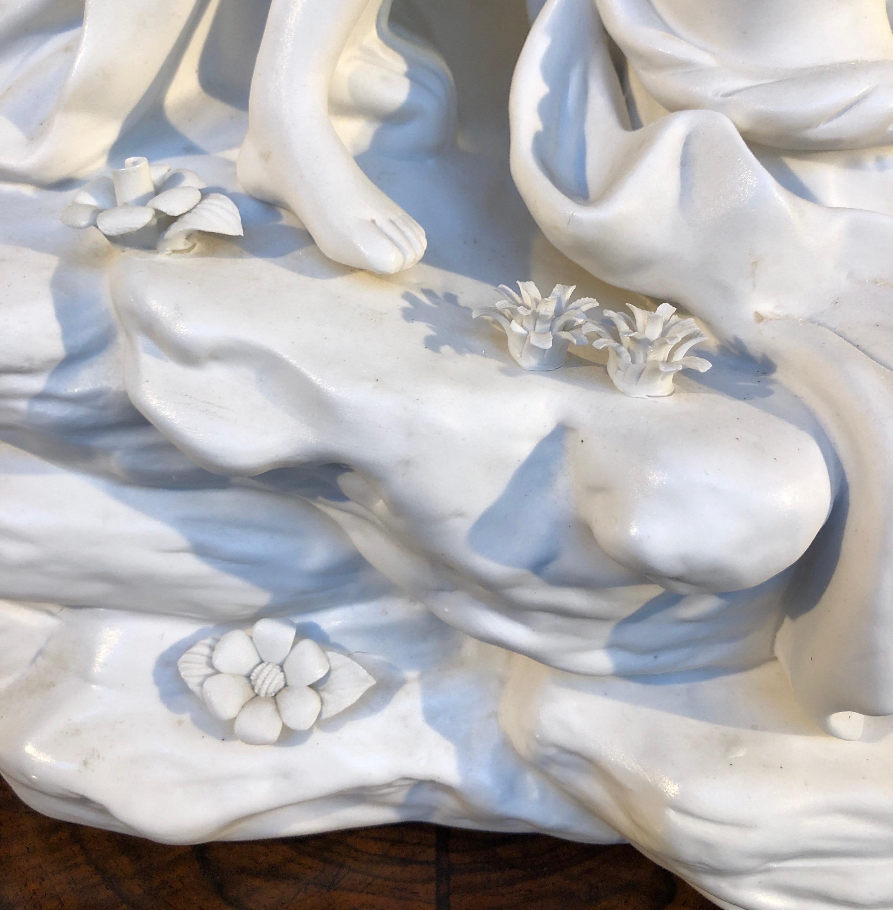 20. Jahrhundert Biskuit weißes Porzellan Tafelaufsatz Mythologische Skulpturengruppe im Angebot 8