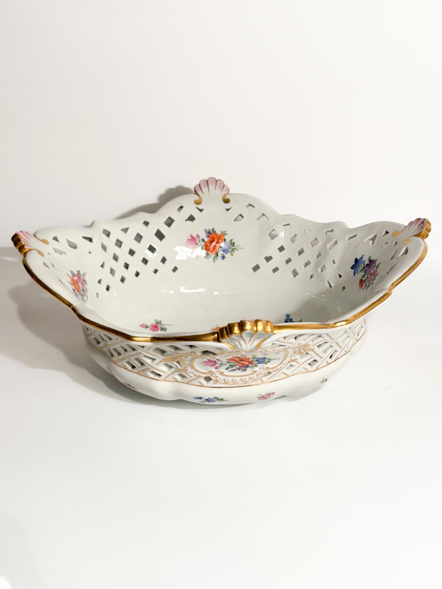 Centrotavola in Porcellana di Meissen dipinta a mano, epoca 1860 - 1924. Sono presenti due lievi crepe interne come mostrato nelle foto. 

Ø cm 28 Ø cm 25 h cm 10

La porcellana di Meissen è considerata uno dei primi e più pregiati esempi di