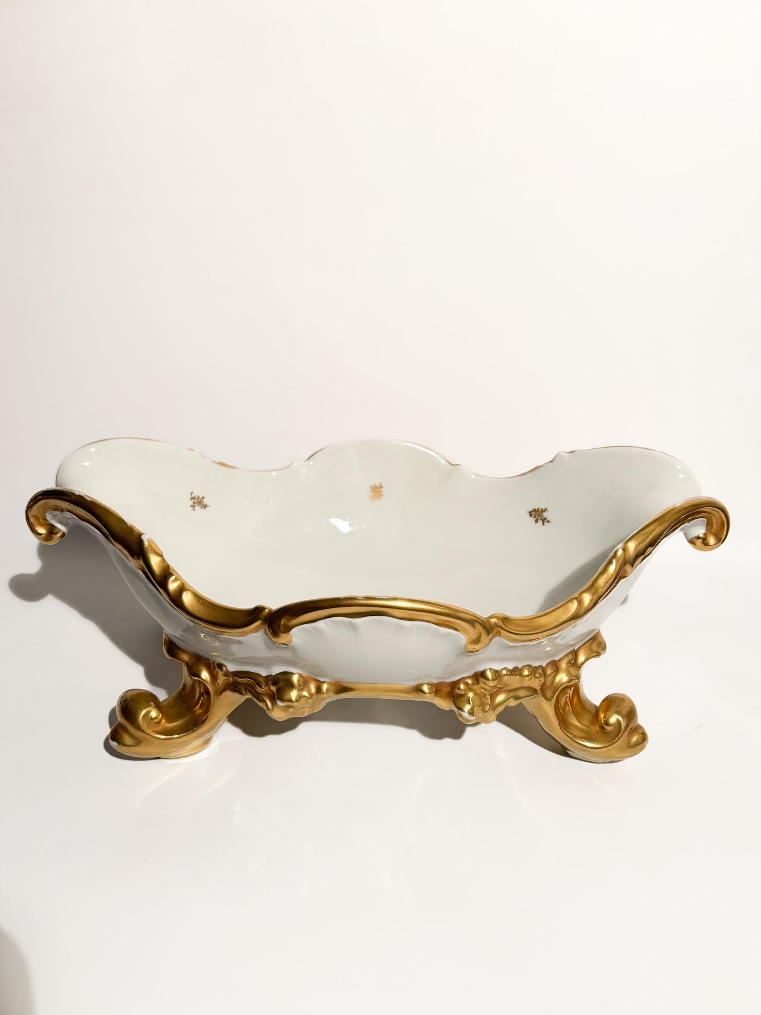 Centrotavola in porcellana di Rosenthal bianco e oro, realizzato negli anni '60

Ø cm 37 Ø cm 21 h cm 14

Rosenthal è un produttore tedesco di prodotti in porcellana molto noto e rispettato. 


Rosenthal AG è stata fondata nel 1879 da Philipp
