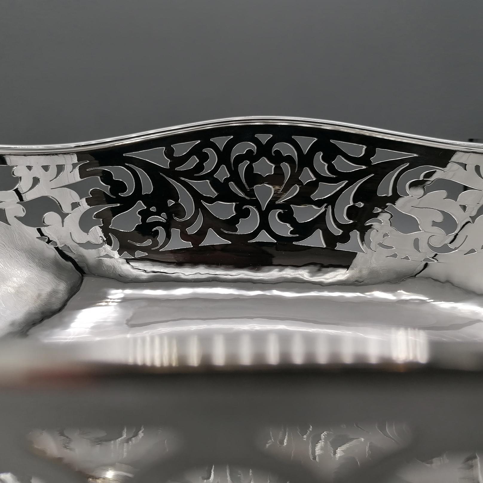 Centrotavola ovale in argento massiccio For Sale 3