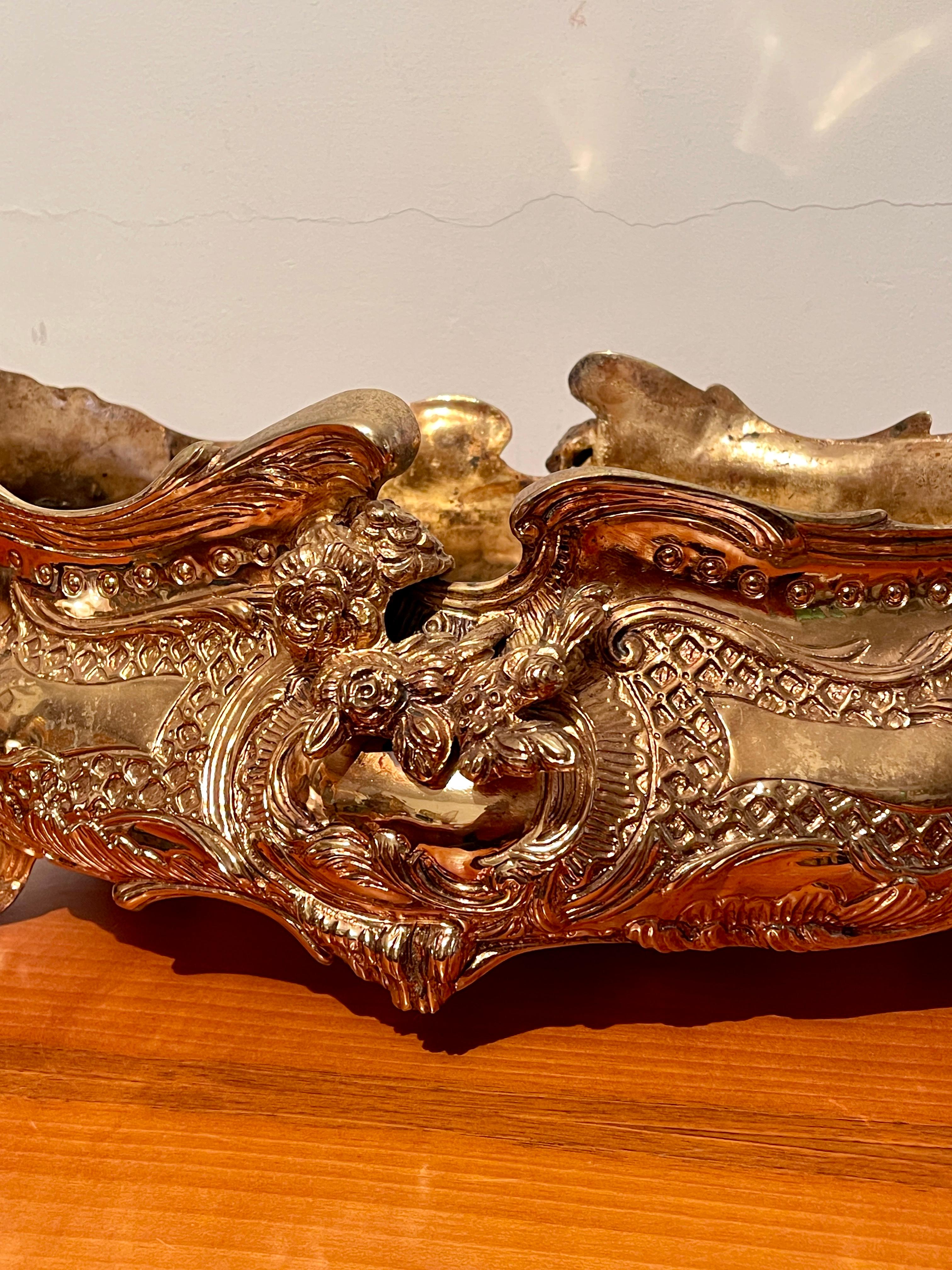 Fatto a mano Centrotavola ovale in bronzo stile francese luigi XV anni '90 in vendita