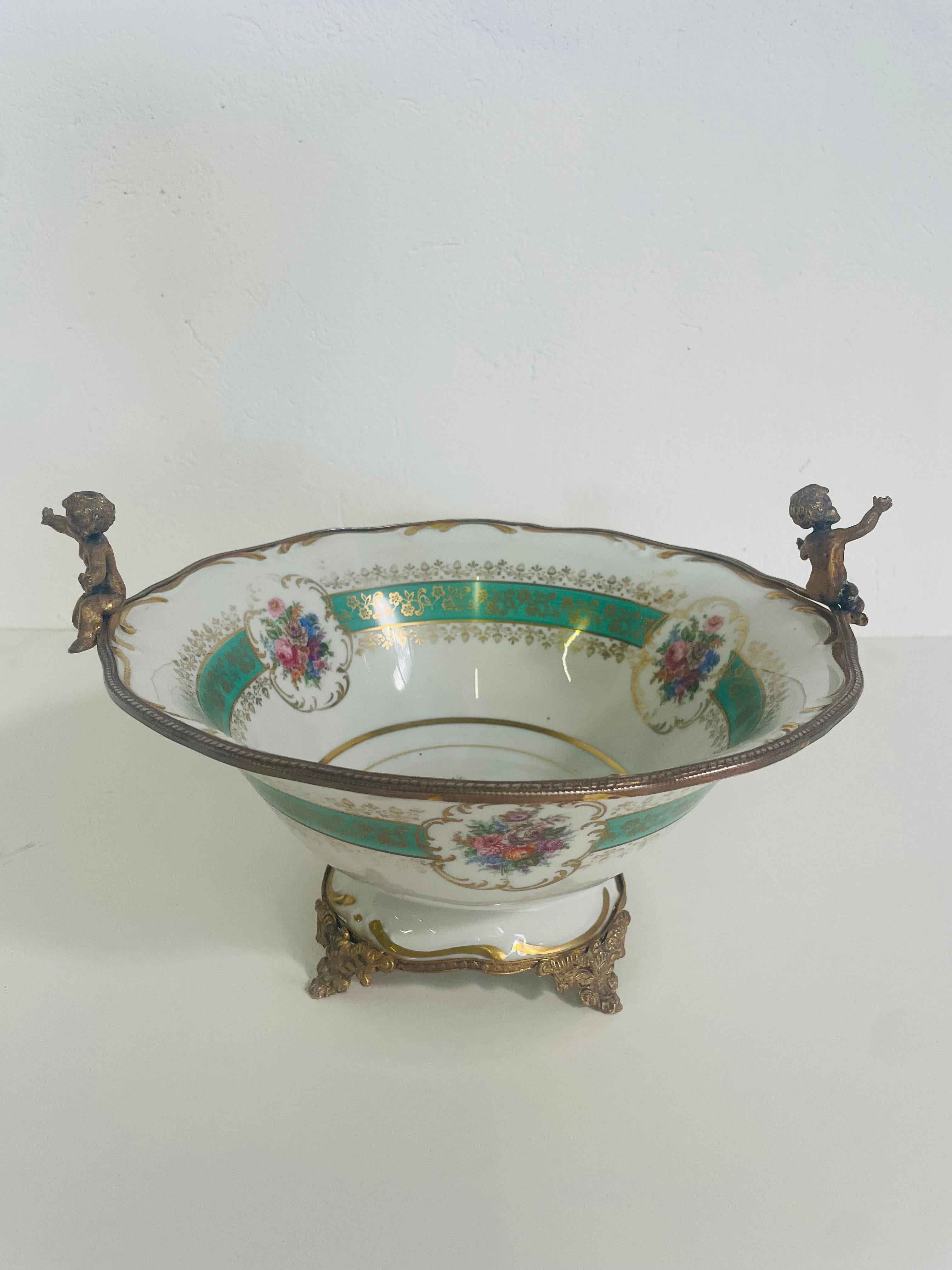 Tafelaufsatz Limoges Produktion
1950s 
im klassisch französischen Stil
material Keramik und Bronze 
höhe 18 cm 
durchmesser 30 cm