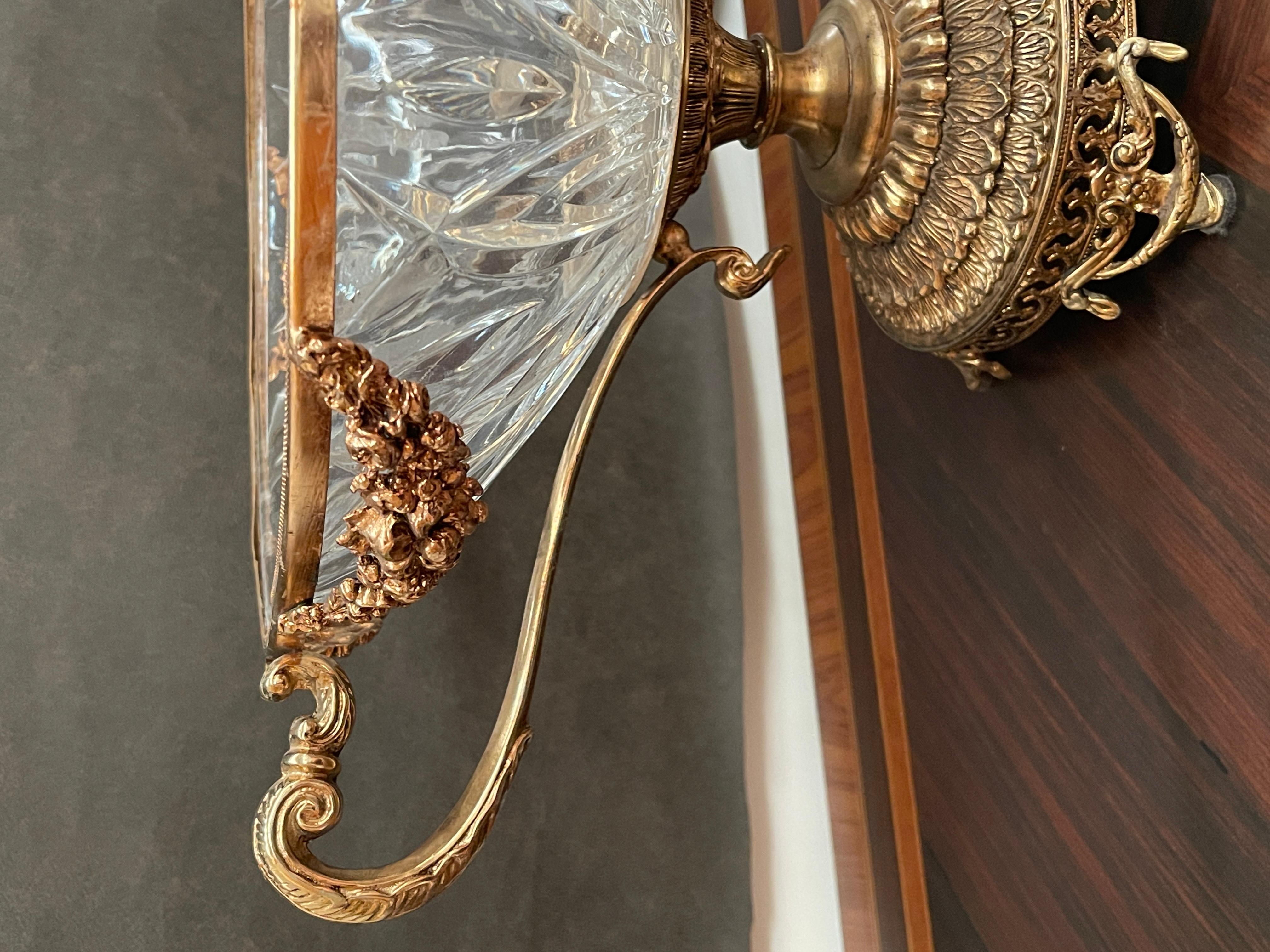 Centrotavola rinascimentale di versailles in bronzo e cristallo anni '70 im Angebot 11